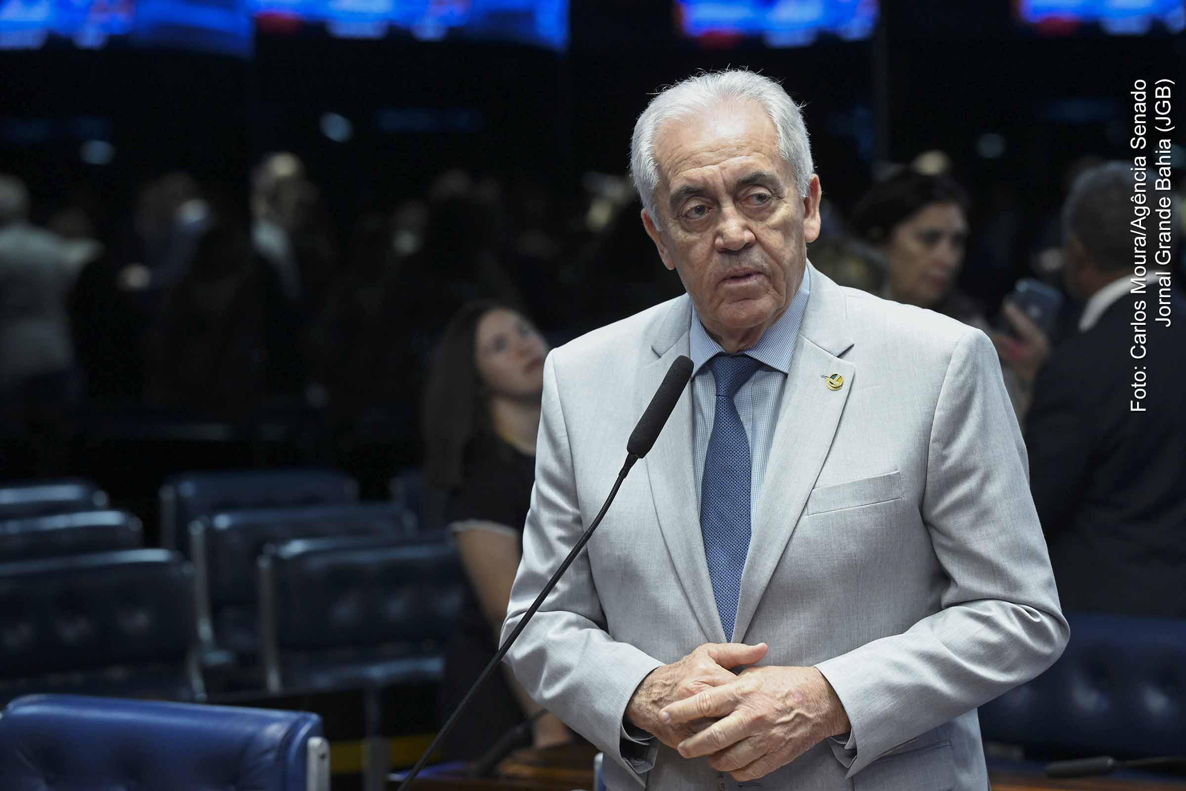 O Senado aprovou, em 07/10/2025, empréstimo de US$ 64 milhões para Feira de Santana, destinado a obras de drenagem, viadutos e mobilidade sustentável, com foco em inclusão social e desenvolvimento urbano. A gestão do prefeito José Ronaldo de Carvalho planeja aplicar os recursos em infraestrutura, reassentamento e geração de empregos, estimulando o crescimento econômico e a melhoria da qualidade de vida da população.