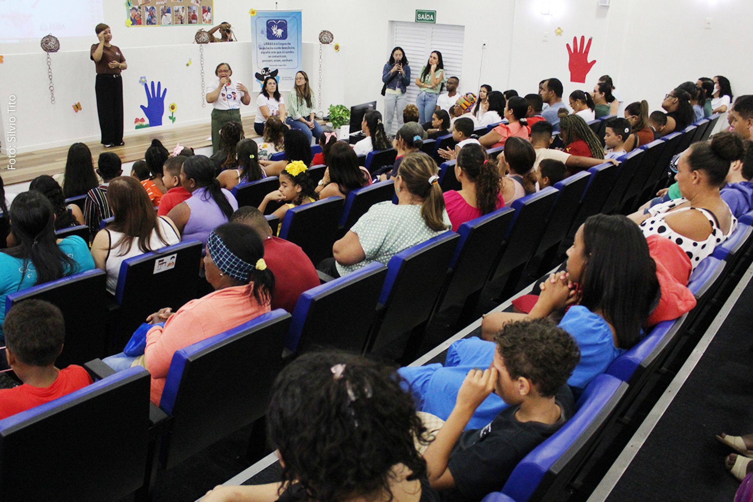 Centro de Educação Inclusiva realiza atividades de sensibilização, ensino de Libras e apresentações culturais para estudantes e famílias.