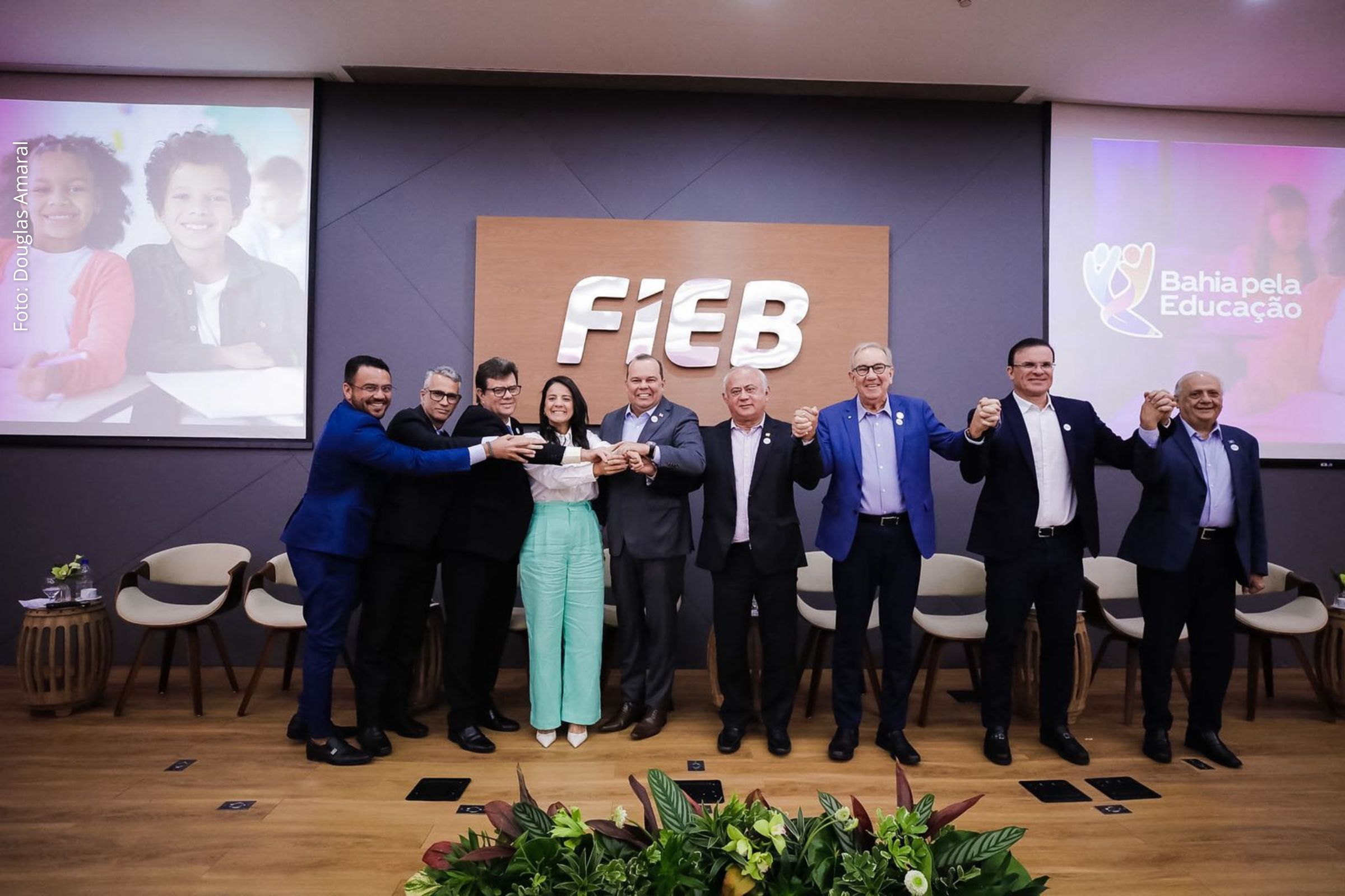 Iniciativa reúne setor público e privado, com premiações para municípios e integração de programas estaduais e federais voltados à alfabetização infantil.