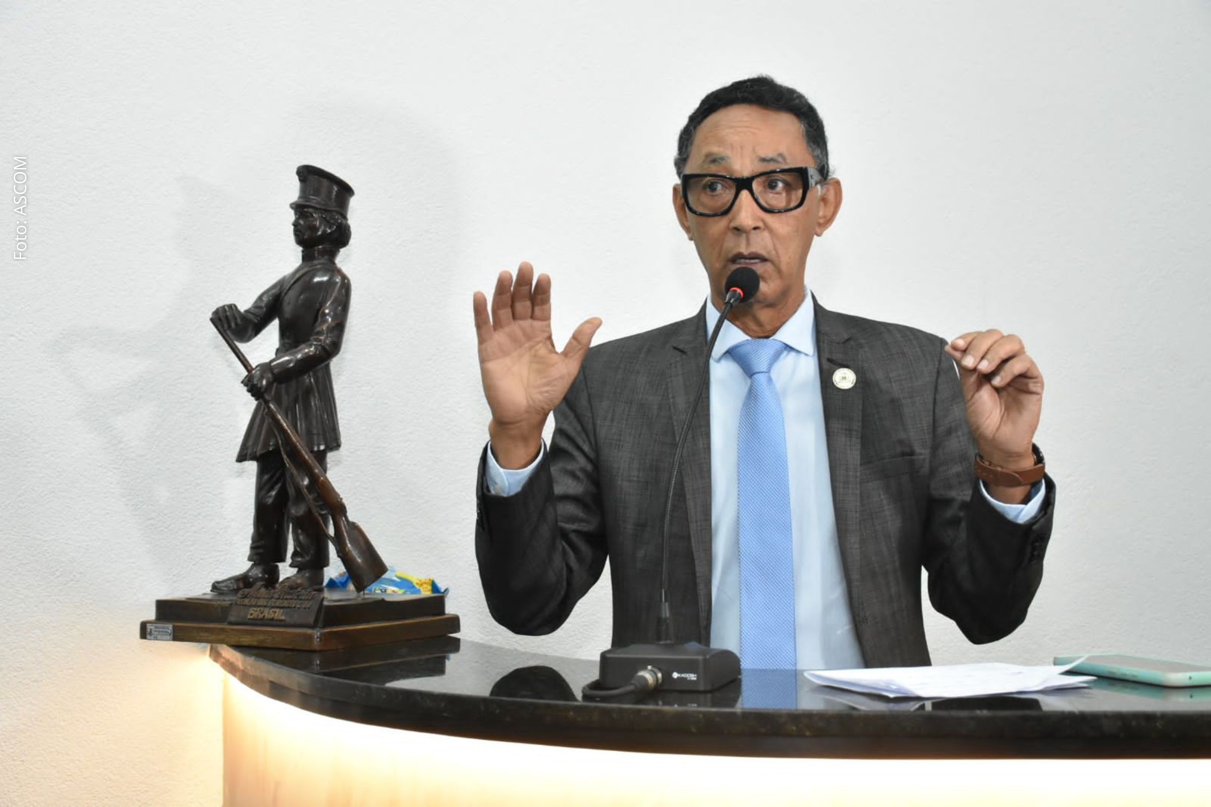 Escuridão em passarelas da Avenida Contorno preocupa população de Feira de Santana; DNIT não resolveu problema