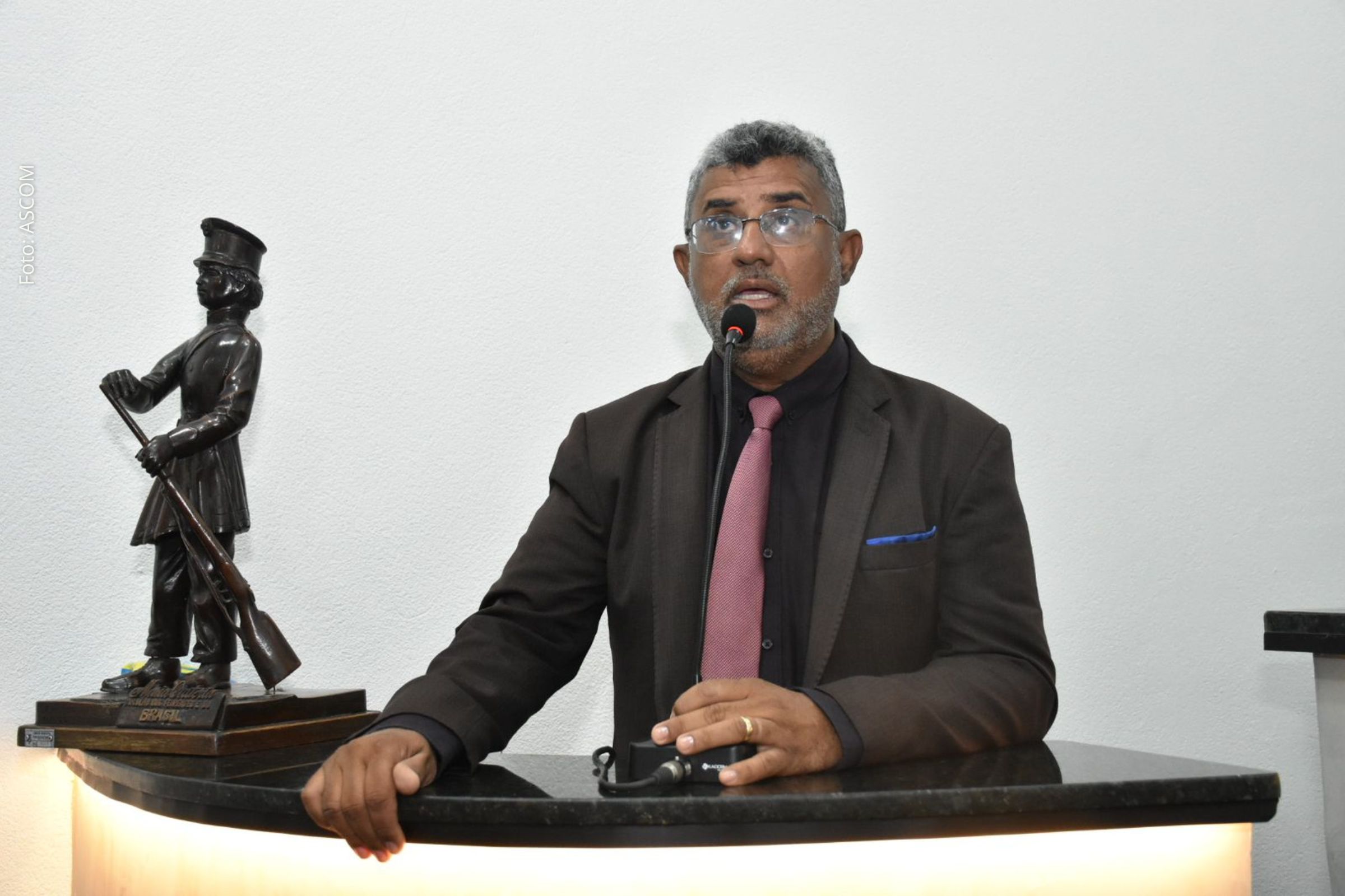 Vereador Lulinha da Gente encaminha requerimentos à Embasa e à Coelba para infraestrutura de saneamento e segurança elétrica.