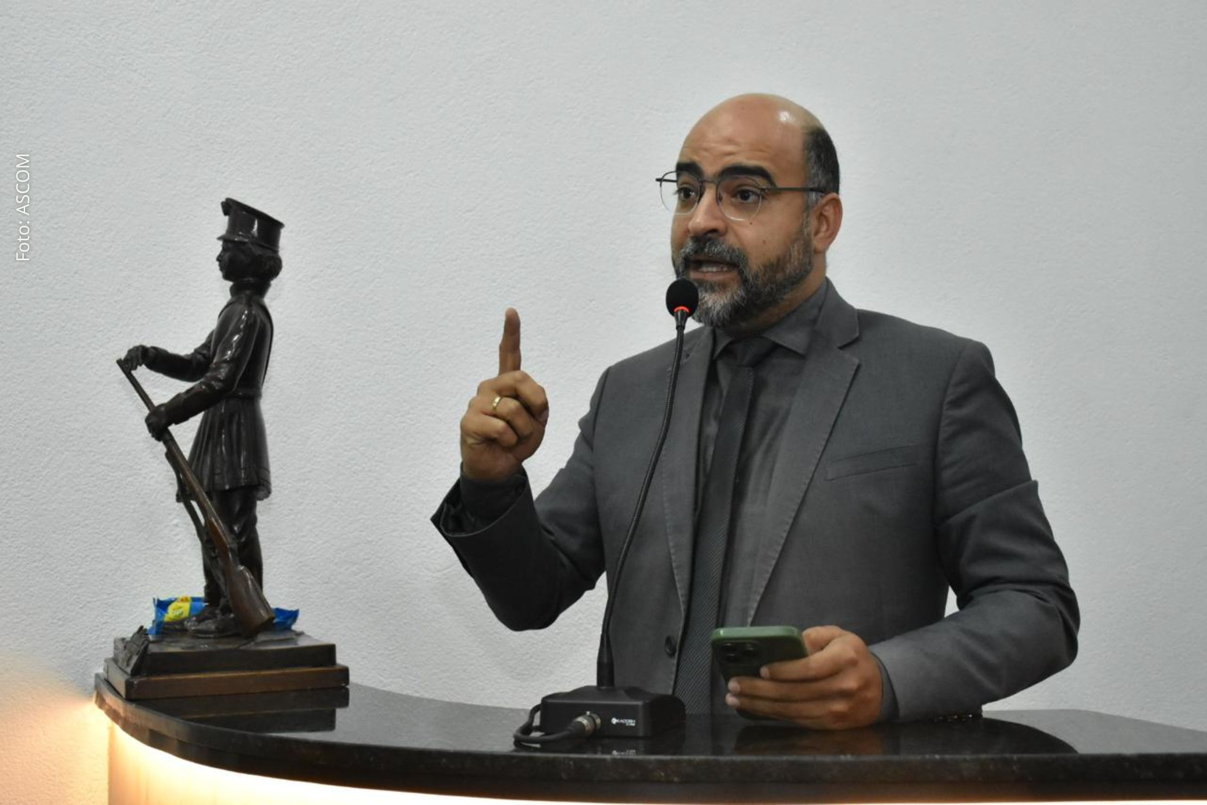 Vereadores alertam sobre atrasos de pagamentos, tabela defasada e falta de especialistas que comprometem o atendimento médico aos servidores.