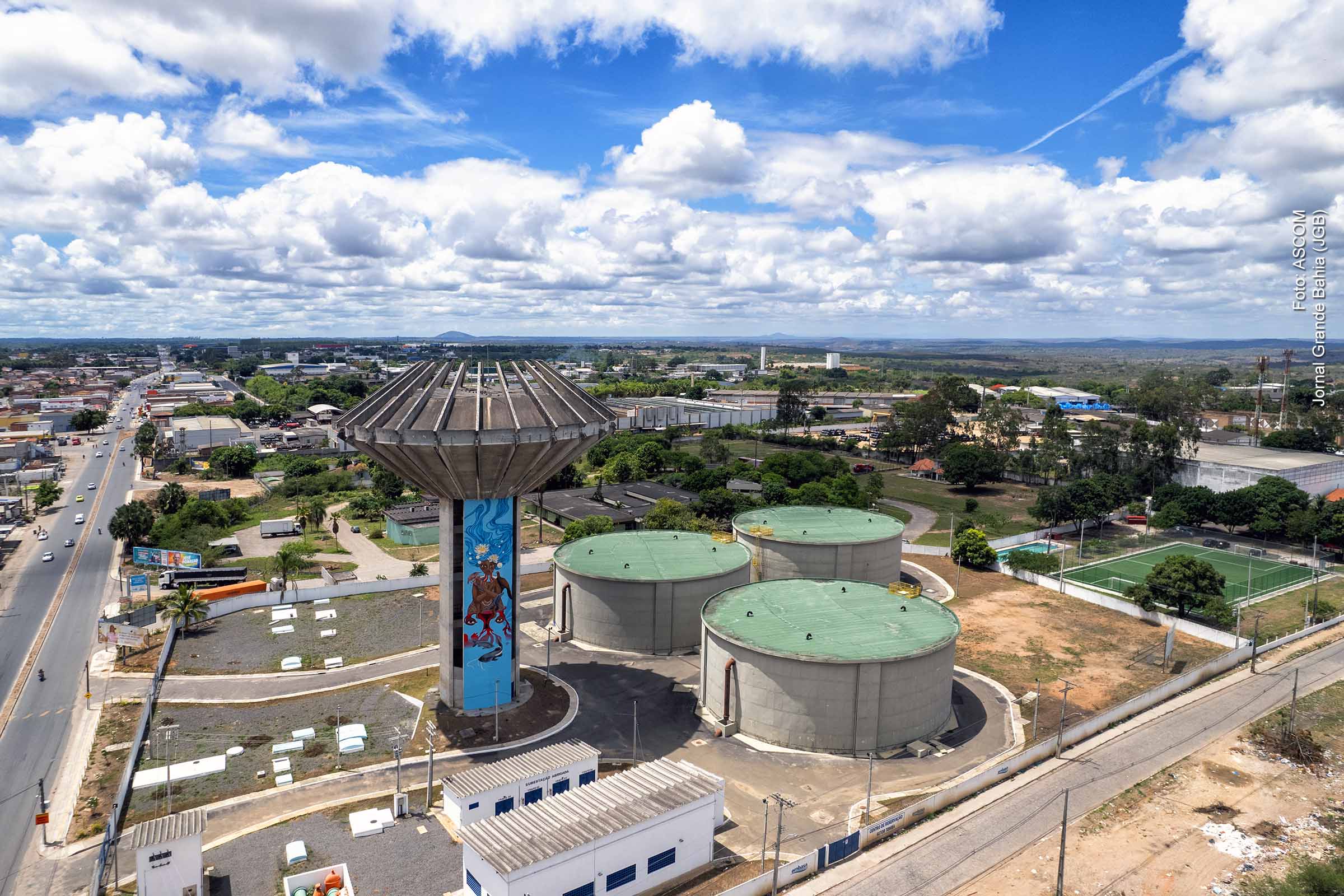 A Embasa iniciou em Feira de Santana a implantação de um novo Centro de Distribuição Logístico, com investimento de R$ 21 milhões, destinado a substituir o almoxarifado de Salvador. O projeto visa reduzir custos, agilizar entregas e descentralizar a logística da estatal, reforçando o papel estratégico de Feira como polo de integração e modernização da infraestrutura baiana.