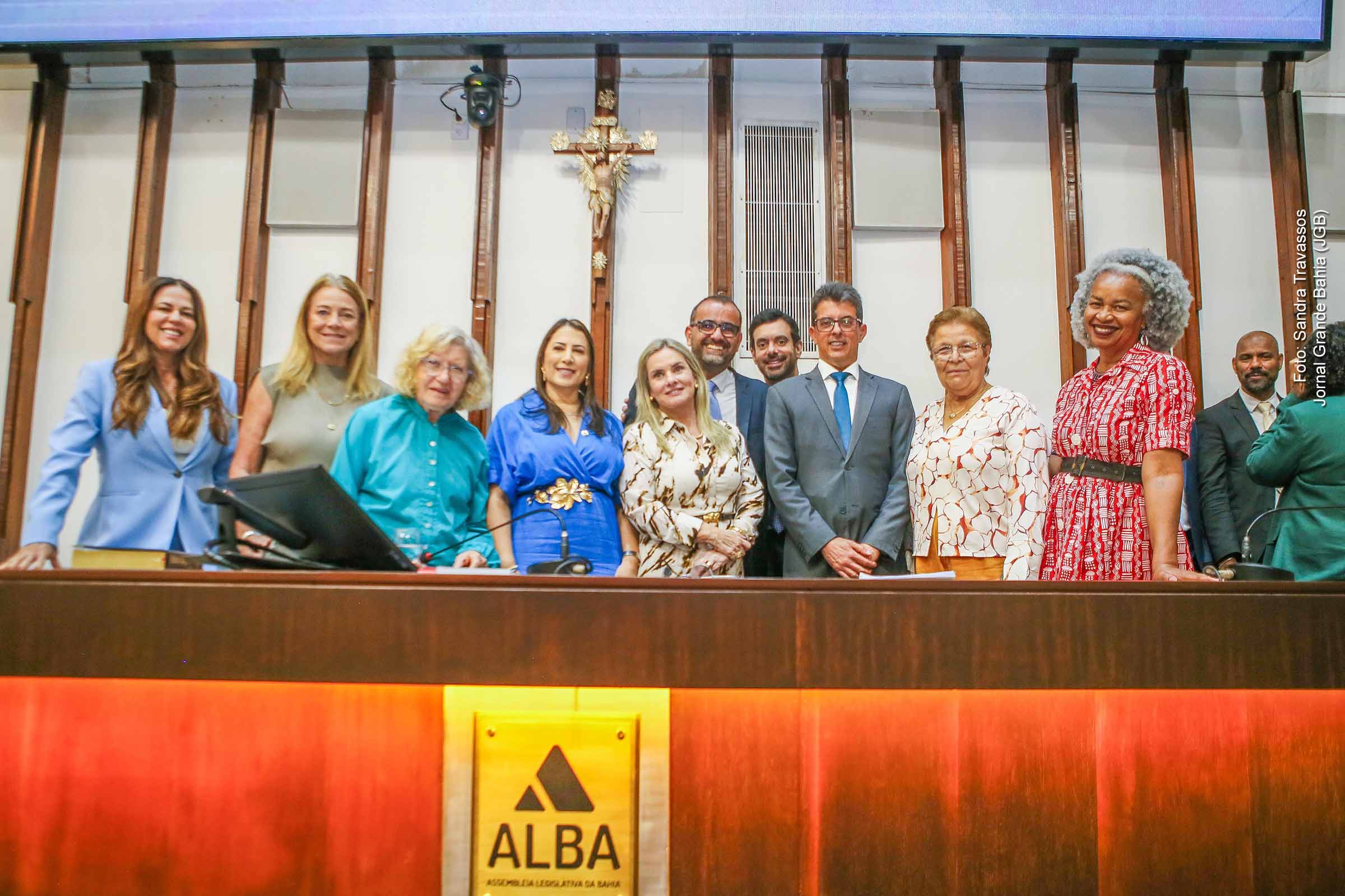 A Assembleia Legislativa da Bahia aprovou nove proposições em sessão desta terça-feira, incluindo quatro projetos do TJBA que elevam entrâncias de comarcas do interior, duas matérias do Executivo, a PEC da Governança Pública e a PEC que adequa regras de idade e composição dos tribunais de contas. Houve ainda aprovação de urgência para análise de empréstimo de R$ 2 bilhões. As medidas reforçam a estrutura judiciária, atualizam normas constitucionais e ampliam instrumentos de gestão pública.