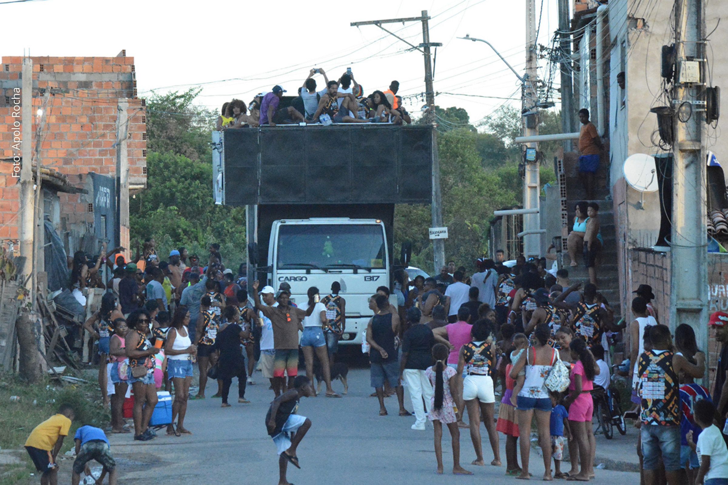 Evento reuniu autoridades, público e bandas locais reforçando luta contra o racismo e identidade cultural.