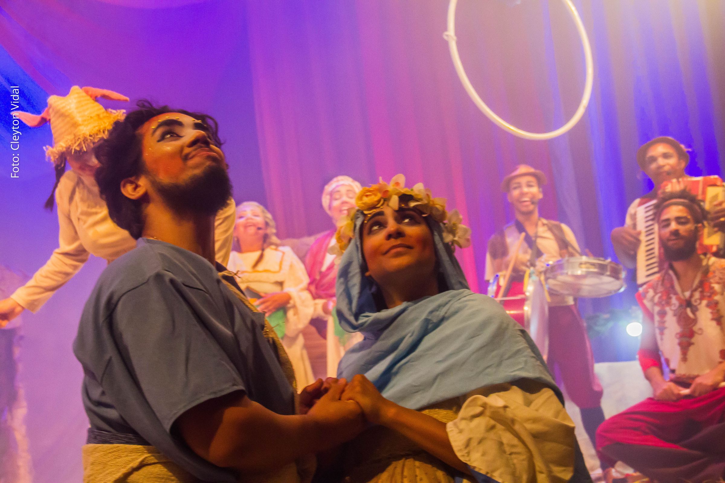 Espetáculo reúne teatro, circo e música em homenagem às tradições natalinas e à cultura popular nordestina.
