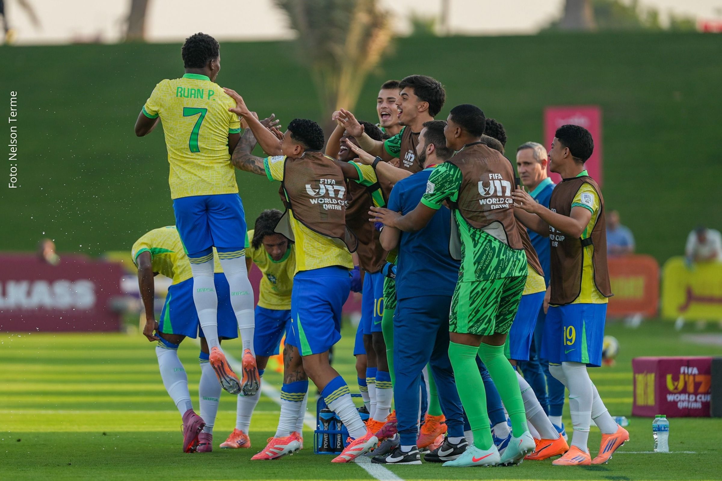 Seleção Brasileira inicia campanha em busca do pentacampeonato com vitória expressiva e liderança do Grupo H da Copa do Mundo Sub-17.
