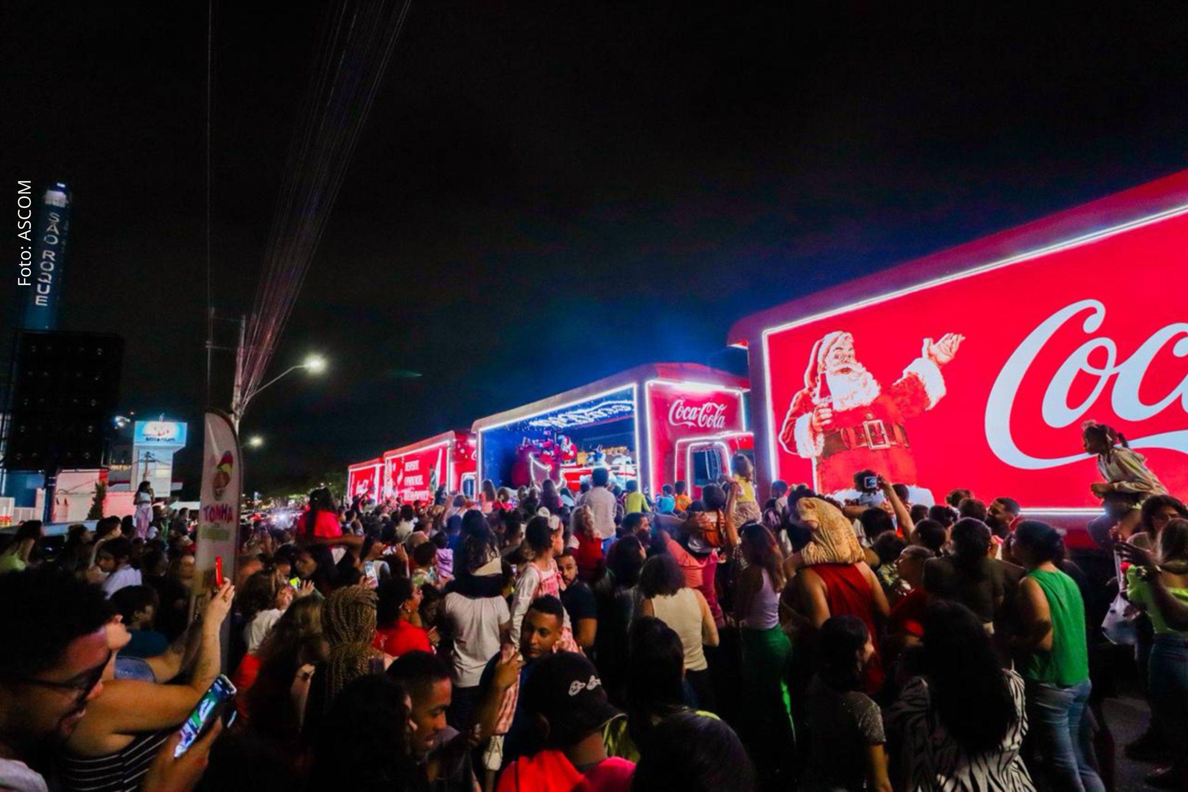 Evento natalino reúne desfile iluminado, ações de mobilidade e participação do Papai Noel.