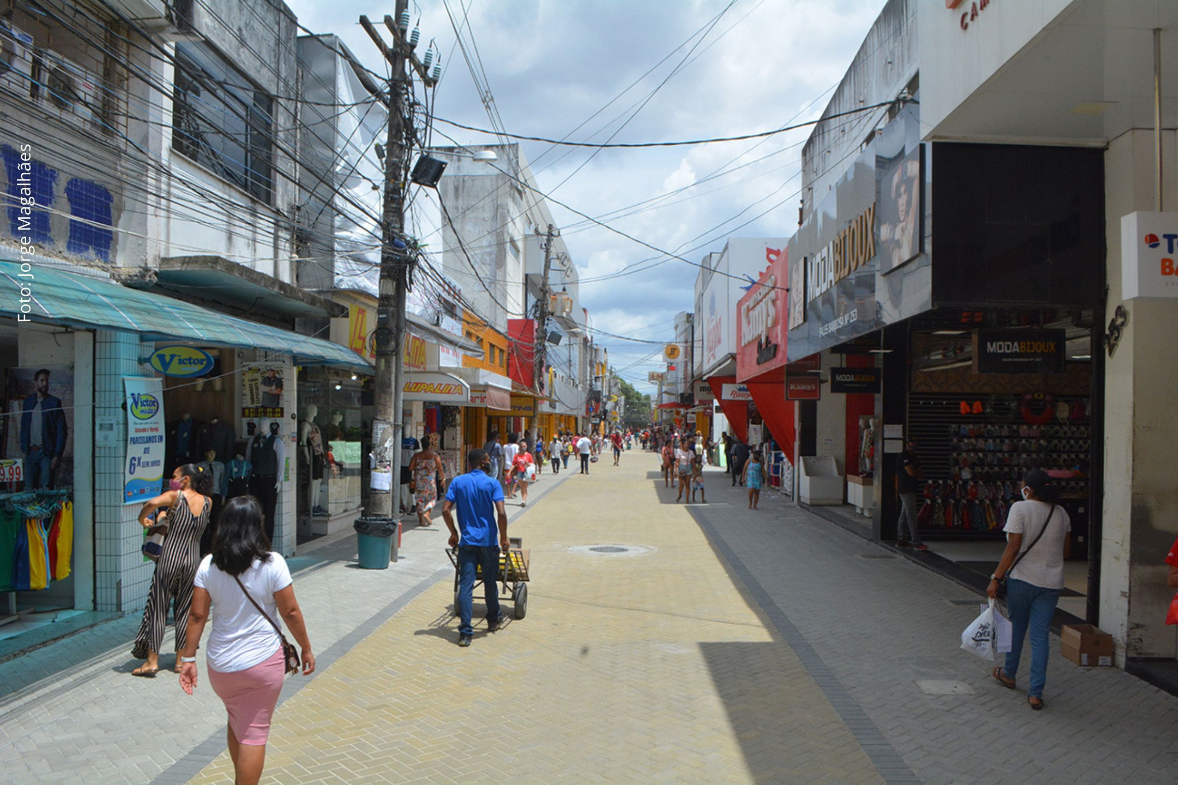 Lojas estendem expediente para atender demanda impulsionada por pagamentos de fim de mês.