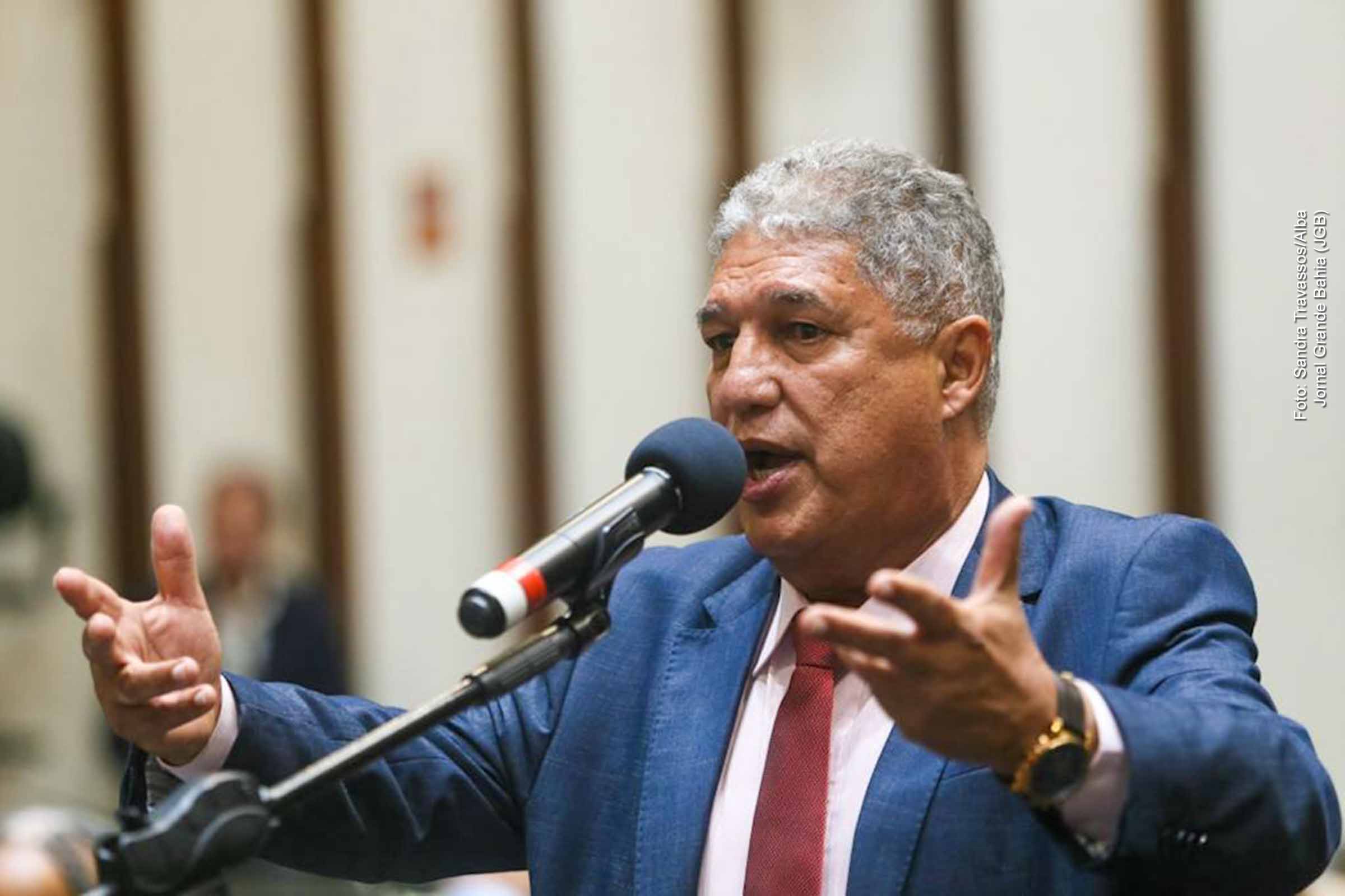 A oposição bloqueou a votação de empréstimos considerados estratégicos pelo Governo da Bahia, gerando suspensão da sessão na Assembleia Legislativa e atrasos em obras de saúde, educação, segurança e infraestrutura. O líder da maioria, Rosemberg Pinto, afirmou que a obstrução ignora dados fiscais oficiais, que mostram trajetória sustentável de endividamento. A disputa evidencia confronto político sobre a capacidade de investimento do Estado e sobre o impacto dos empréstimos no desenvolvimento econômico.