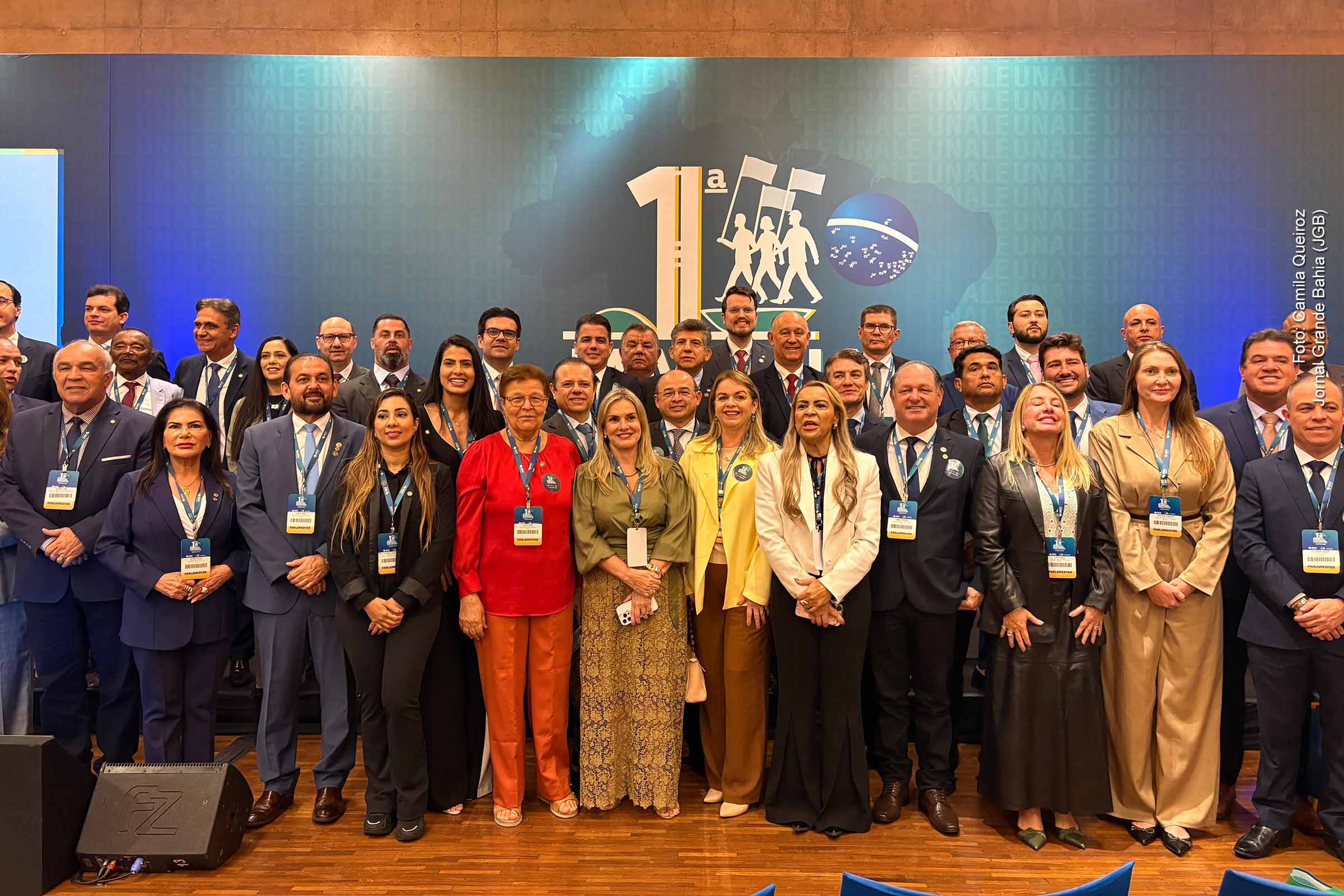 Deputada Ivana Bastos e comitiva baiana durante a I Marcha Nacional dos Deputados Estaduais, nesta terça-feira (25/11/2025), em Brasília, durante a entrega da Carta das Assembleias ao secretário Júlio Pinheiro.