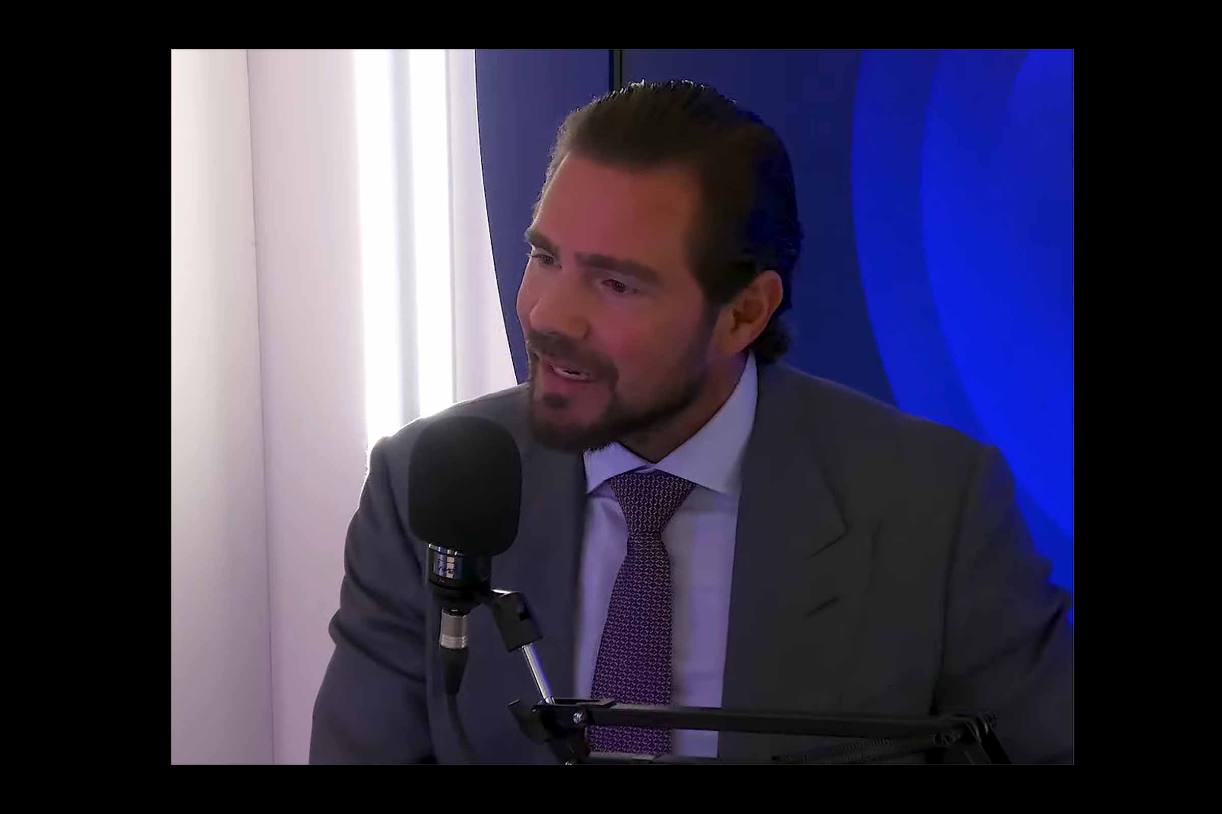 O Banco Central decretou a liquidação do Banco Master após meses de crise de liquidez, tentativas frustradas de venda e indícios de irregularidades. A Polícia Federal prendeu o controlador Daniel Vorcaro na Operação Compliance Zero, que investiga emissão de títulos falsos e gestão fraudulenta. O Rioprevidência investiu quase R$ 1 bilhão no banco, aumentando o impacto do colapso. O FGC deve ressarcir até R$ 50 bilhões em depósitos.