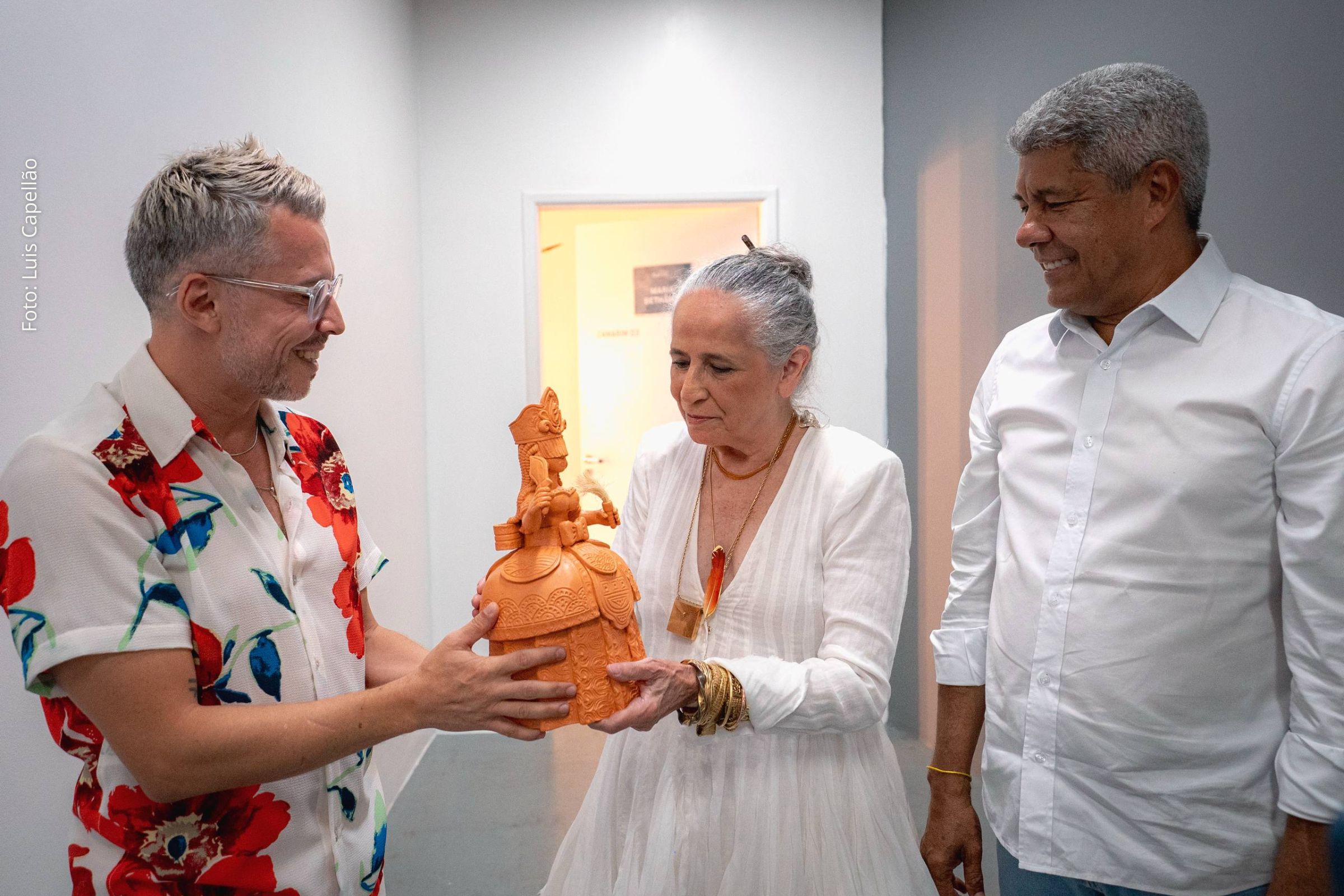 Escultor baiano Wesley Sousa entrega obra de Iansã à cantora Maria Bethânia em Salvador