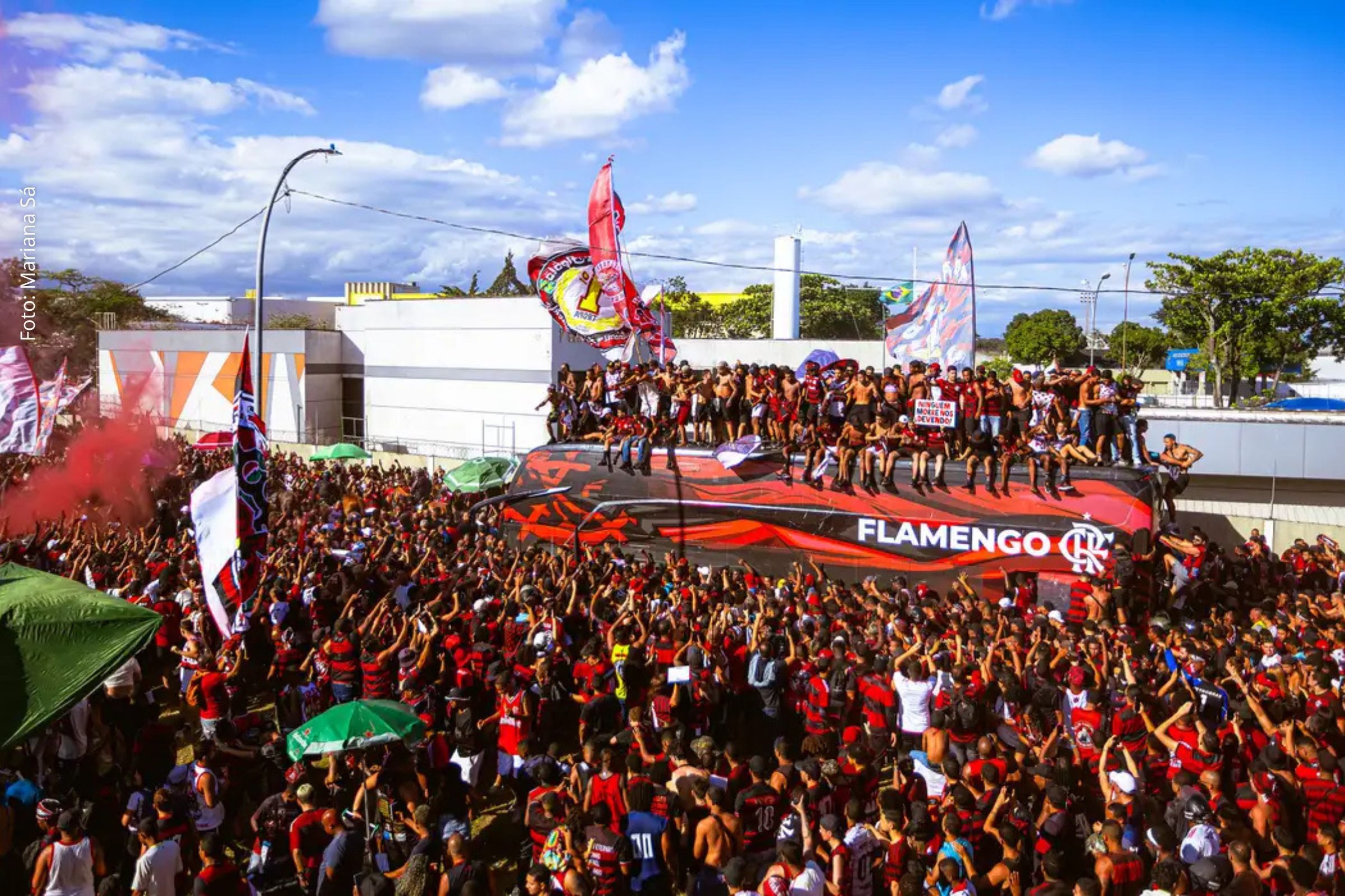 Flamengo embarca para final da Libertadores com apoio massivo da torcida