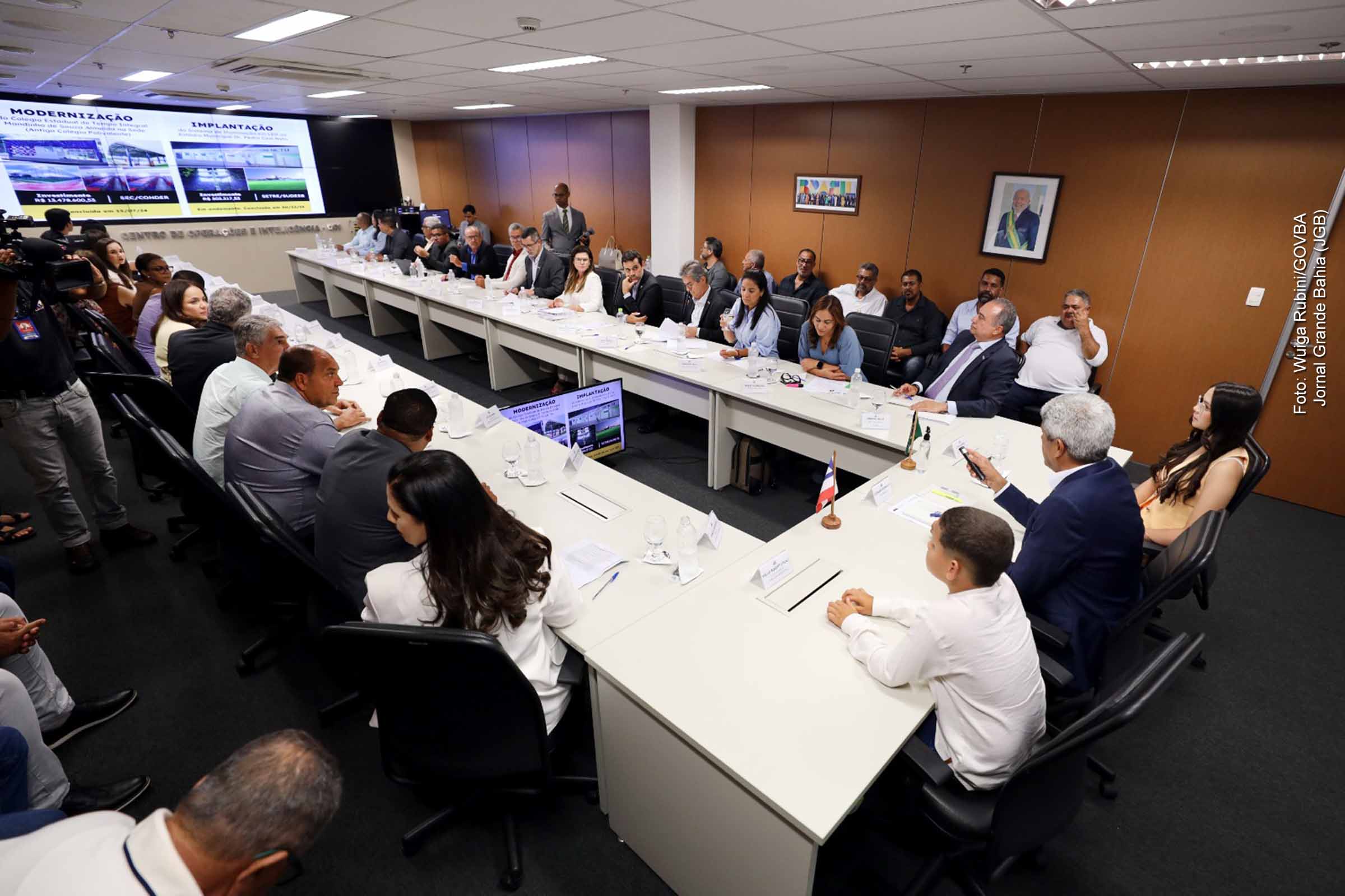 O governador Jerônimo Rodrigues recebeu a prefeita Renata Nogueira para alinhar ações estratégicas em Conceição do Almeida, com foco em saúde, educação e infraestrutura. O município recebeu micro-ônibus, van para TFD, ambulância, kits para UBS, kits odontológicos e equipamentos hospitalares. Também foram discutidos projetos de pavimentação, construção de nova escola e centro esportivo. De 2023 a 2025, o Estado investiu R$ 27,7 milhões no município.