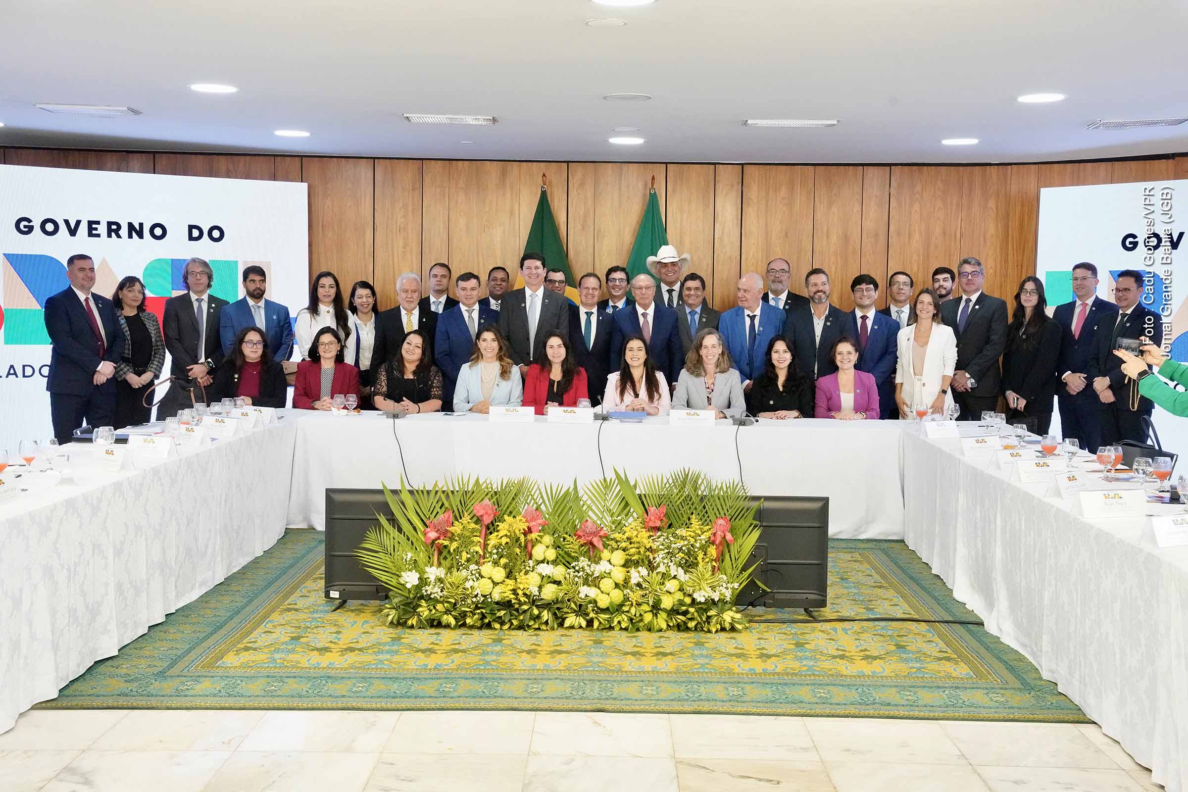 A Bahia apresentou suas prioridades para atração de investimentos em reunião conduzida por Geraldo Alckmin no Palácio do Planalto. O secretário Angelo Almeida destacou a necessidade de fortalecer a infraestrutura, modernizar distritos industriais e preparar o estado para o ambiente econômico pós-reforma tributária. O MDIC apresentou programas como CCLIP, PNCE, JUI-BR e o Monitor de Investimentos. O encontro reforçou a coordenação federativa diante dos desafios do tarifaço e das novas exigências de competitividade.