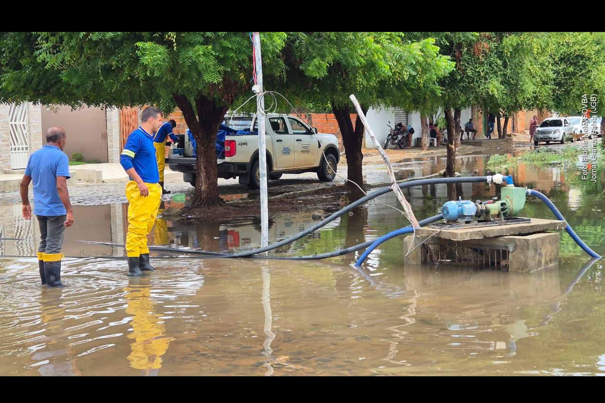 O Governo da Bahia intensificou as ações emergenciais após fortes chuvas que provocaram alagamentos, desalojamentos e danos em rodovias. A Embasa atua em Sítio do Mato com bombeamento de água e distribuiu 48 mil copos de água envasada em Lauro de Freitas. A Seinfra monitora rodovias, com apenas um trecho ainda interditado. O trabalho integrado busca minimizar danos e garantir segurança às populações afetadas.