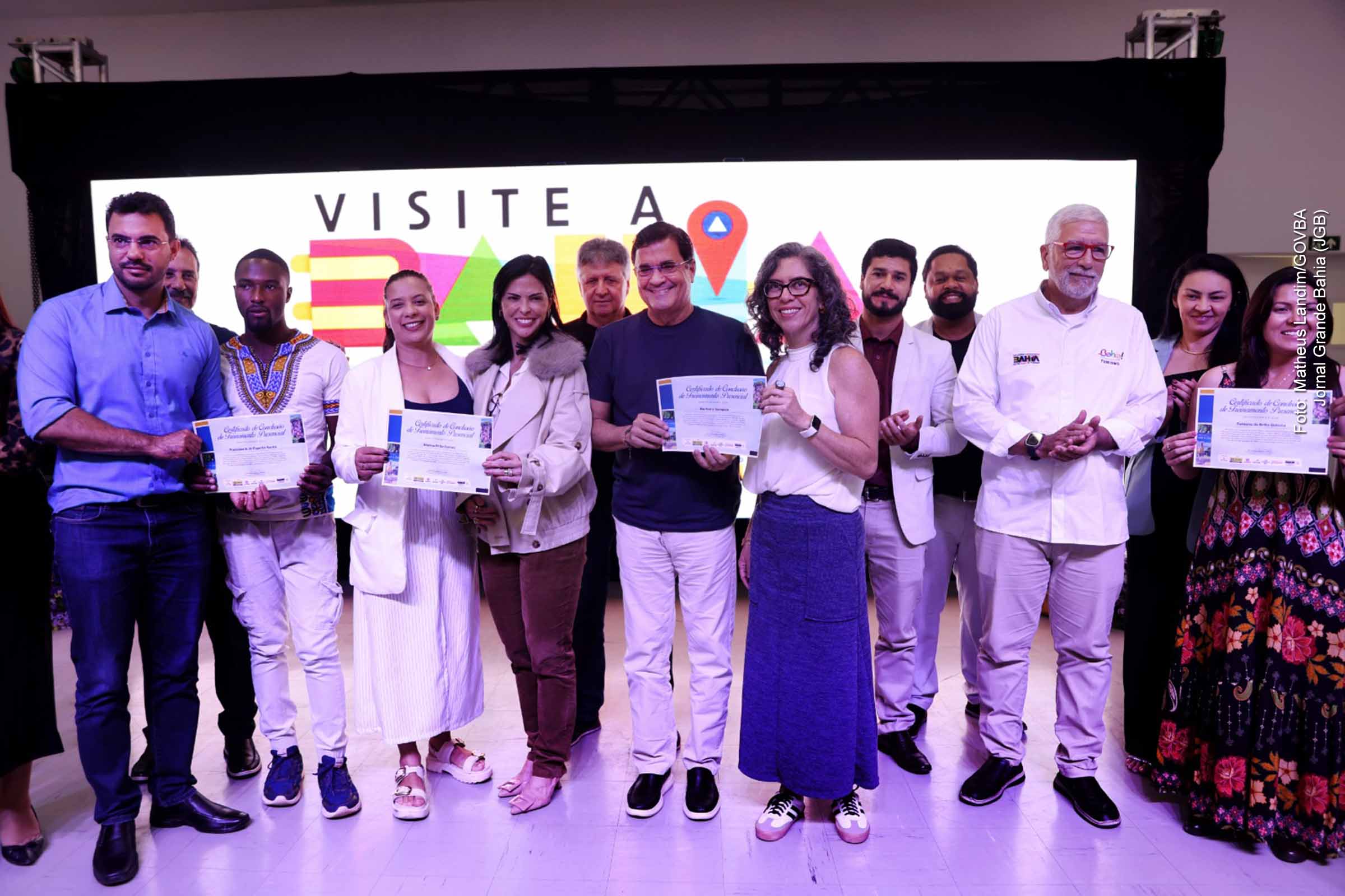 O Governo da Bahia lançou, em Morro do Chapéu, o projeto “Visite a Bahia”, primeiro modelo de turismo inteligente do estado, integrando tecnologia, capacitação e promoção regional. A plataforma digital, desenvolvida em parceria com a startup Just Travel, conecta empreendedores locais ao mercado global e simboliza o avanço da política estadual de desenvolvimento econômico por meio do turismo sustentável e inclusivo.