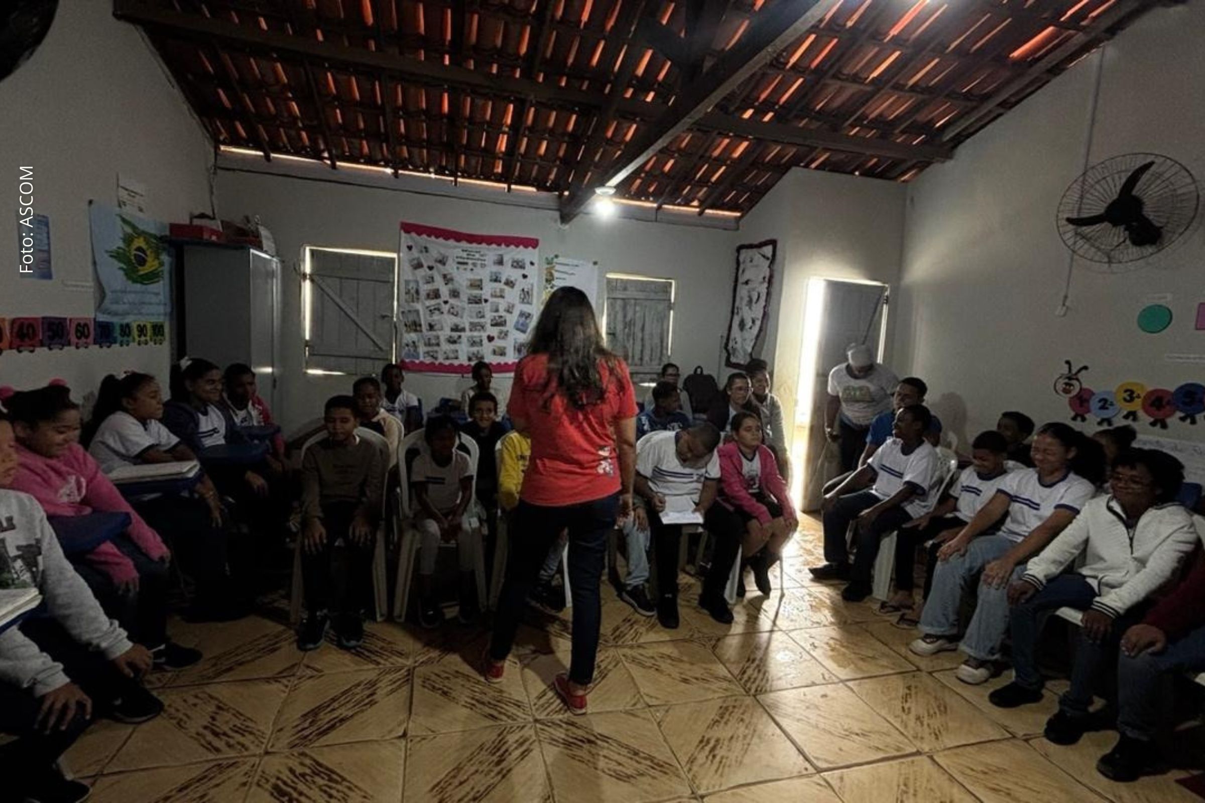 Atividade integra o Novembro Negro e debate discriminação racial, identidade e direitos com estudantes e educadores.