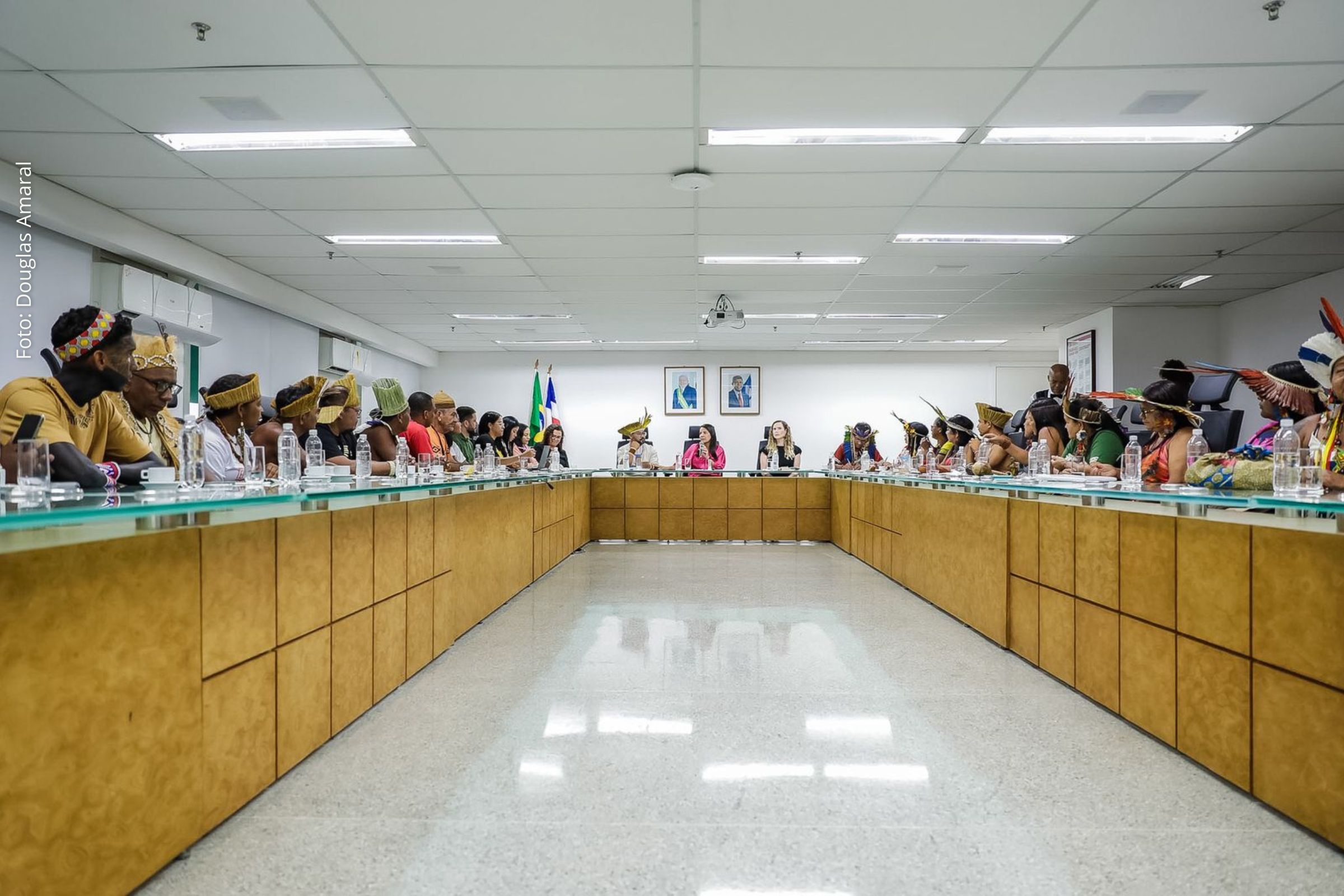 Ações incluem construção de escolas, convocação de professores e programas de formação bilíngue voltados às comunidades indígenas.