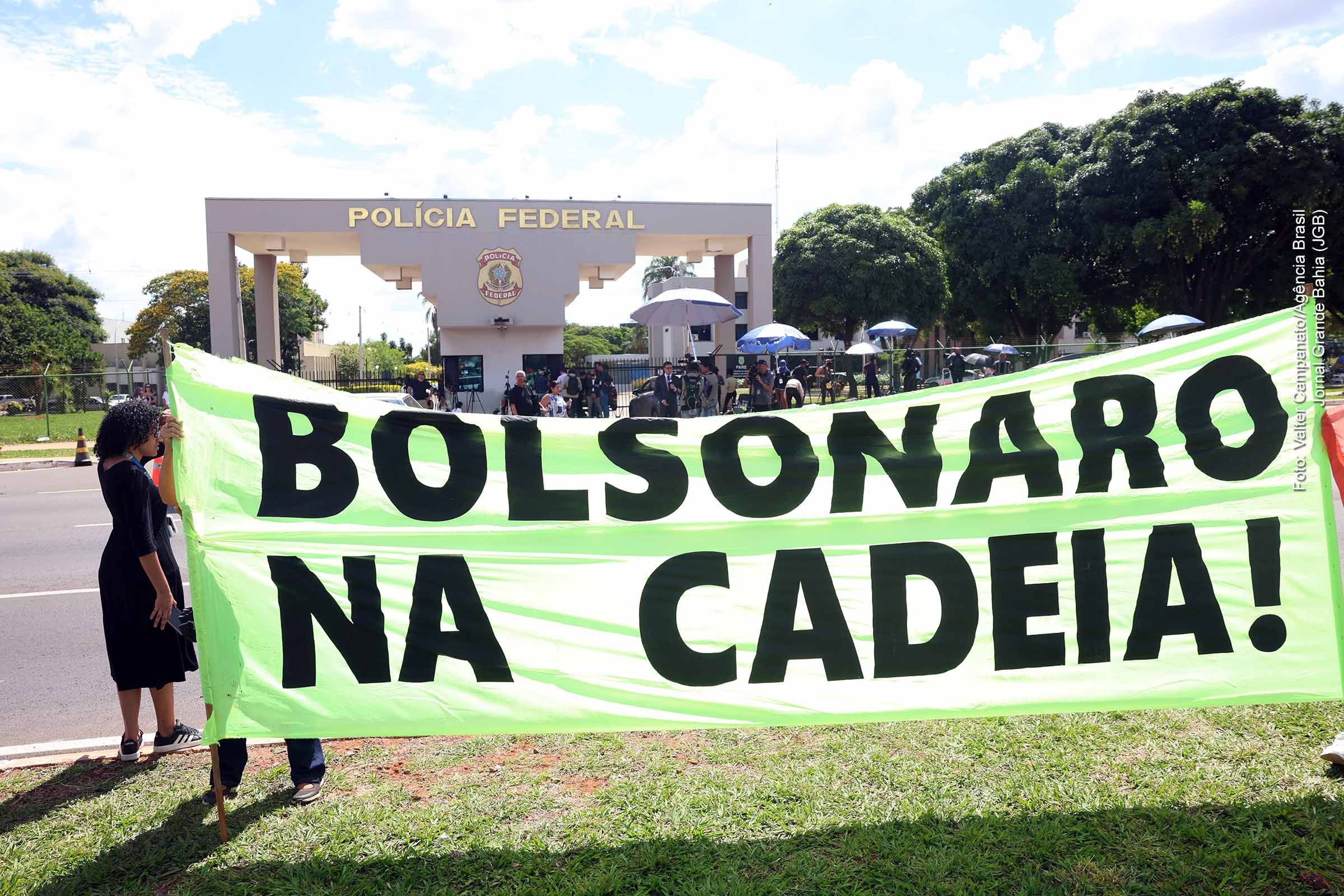 Prisão de Jair Bolsonaro, risco de fuga e reação política: Decisão de Moraes desencadeia crise institucional e mobiliza aliados, oposição e imprensa internacional