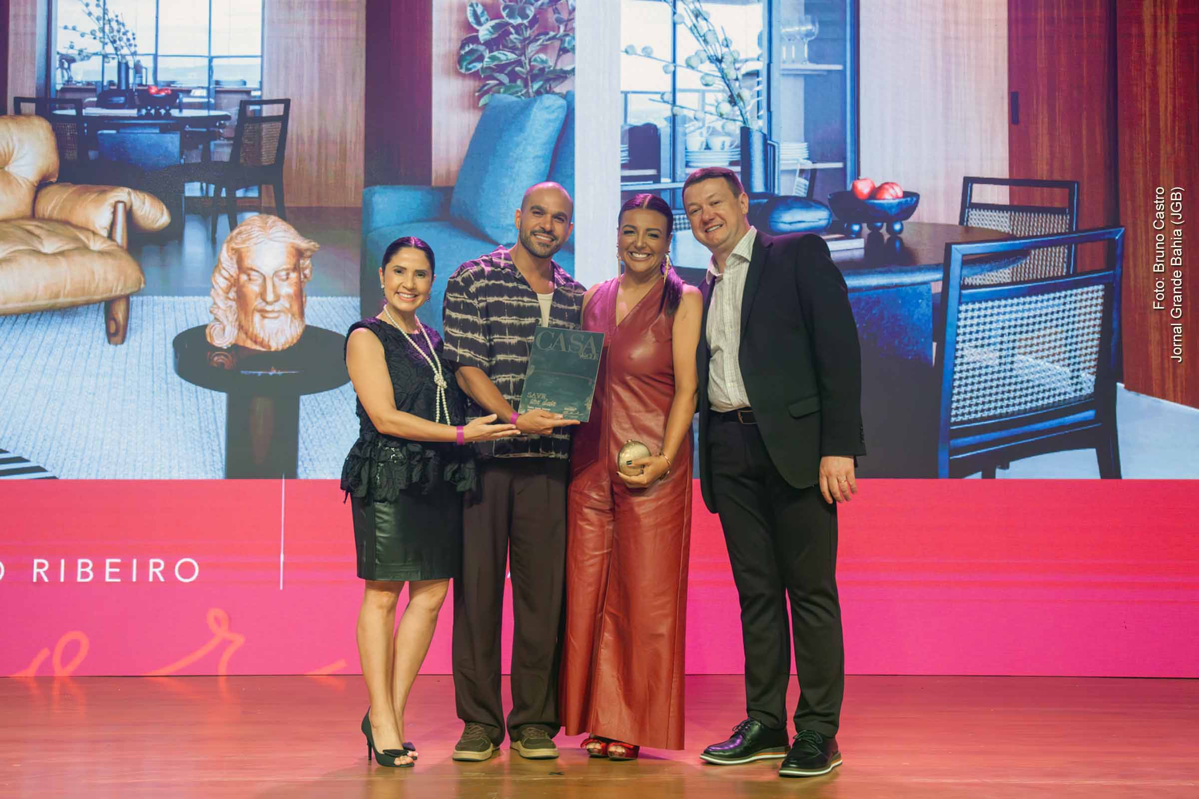 A premiação nacional do Todeschini Por, realizada no MASP, destacou os principais nomes da arquitetura e do design de interiores em 2025. Entre os vencedores, o arquiteto Hugo Ribeiro, de Feira de Santana, consolidou a presença baiana no cenário nacional. O evento premiou cinco profissionais com viagem ao Salone del Mobile 2026 e apresentou a categoria Novos Talentos. A iniciativa reforça a tradição, a inovação e o incentivo à formação criativa.