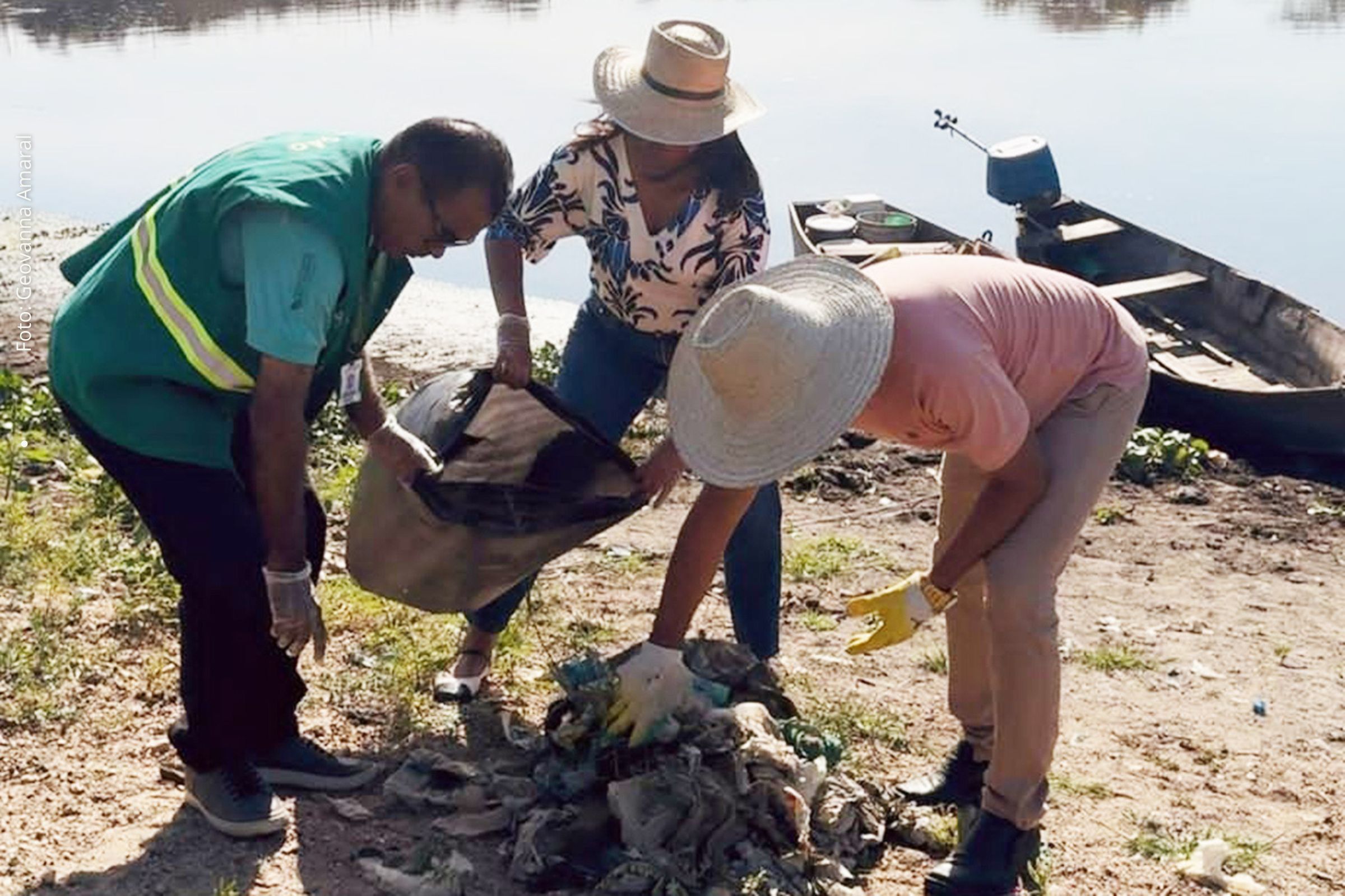 Mutirão de limpeza retira cerca de uma tonelada de resíduos das margens do Rio Jacuípe em Feira de Santana