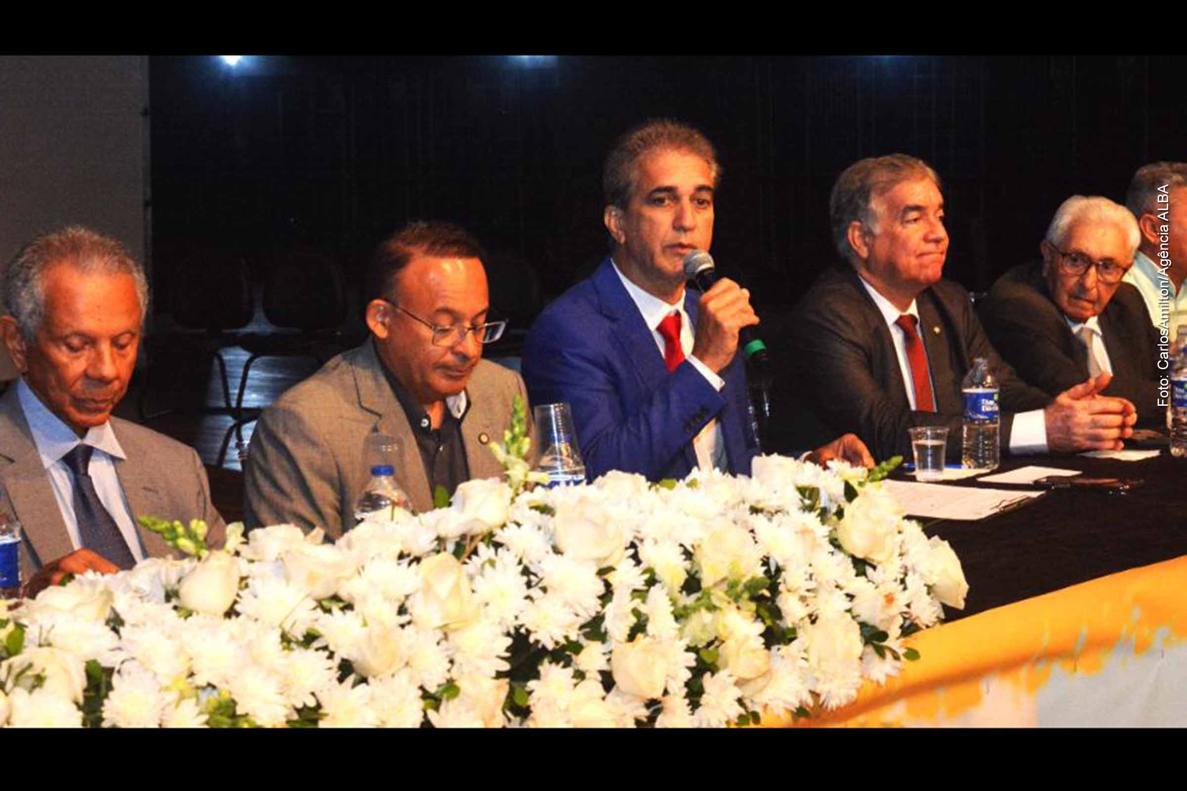 A audiência pública realizada em 24/11/2025 debateu a criação de uma nova Universidade Federal em Feira de Santana, reunindo parlamentares, educadores, gestores e entidades civis. A proposta, apoiada por estudos da UFRB e doações de terrenos, busca atender 1,8 milhão de pessoas e ampliar a oferta de ensino superior na região. Um relatório será enviado aos governos estadual e federal com as demandas e sugestões discutidas.