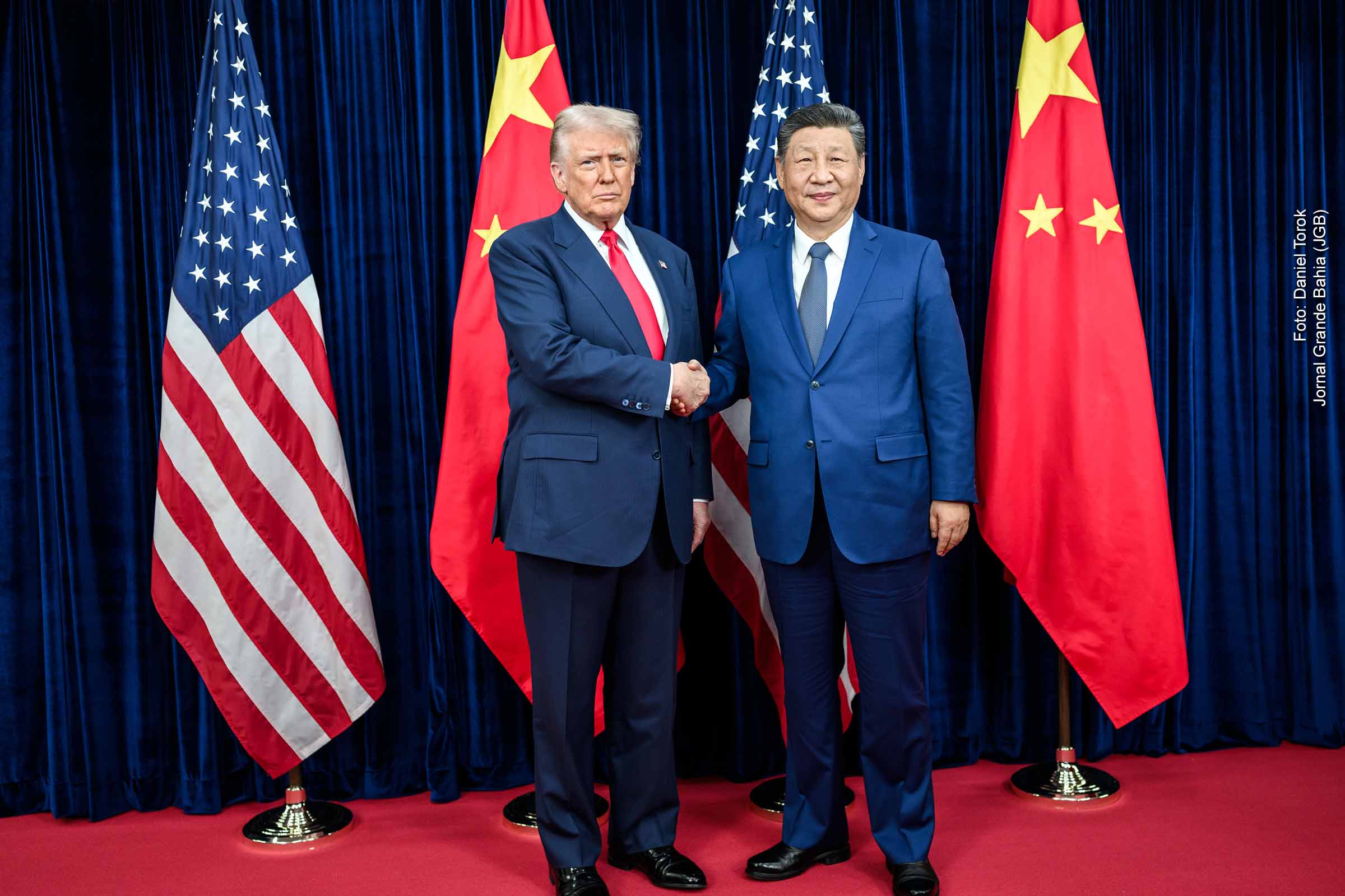 Busan (Coreia do Sul), terça-feira (04/11/2025) — O encontro entre Donald Trump e Xi Jinping durante a cúpula da Cooperação Econômica em Busan resultou em uma trégua parcial na guerra comercial entre Estados Unidos e China, com ambas as potências concordando em suspender tarifas e controles de exportação por um período de doze meses. O acordo simboliza uma reaproximação estratégica após anos de tensão geopolítica e disputas econômicas intensificadas por restrições tecnológicas e divergências sobre o comércio de terras raras.