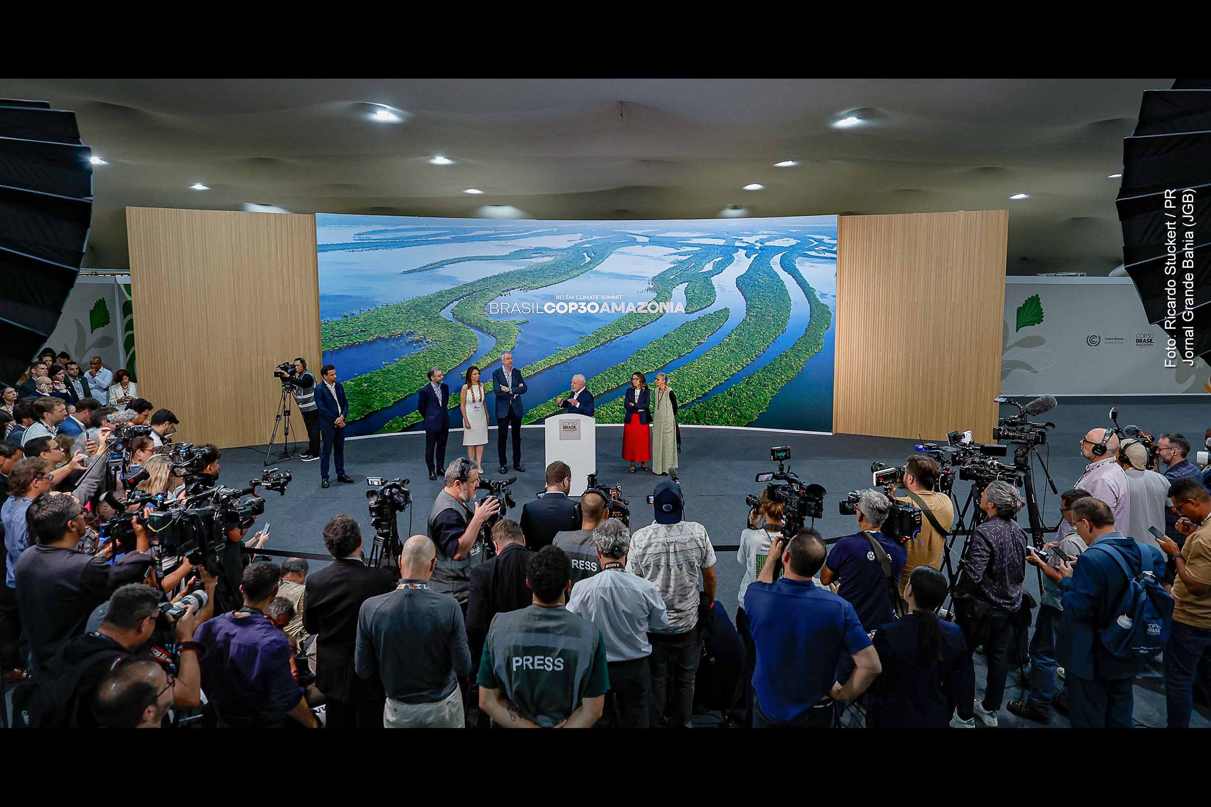 Belém (PA), 19/11/2025 – O presidente Luiz Inácio Lula da Silva conversa com jornalistas no Parque da Cidade, durante agenda oficial na COP30.