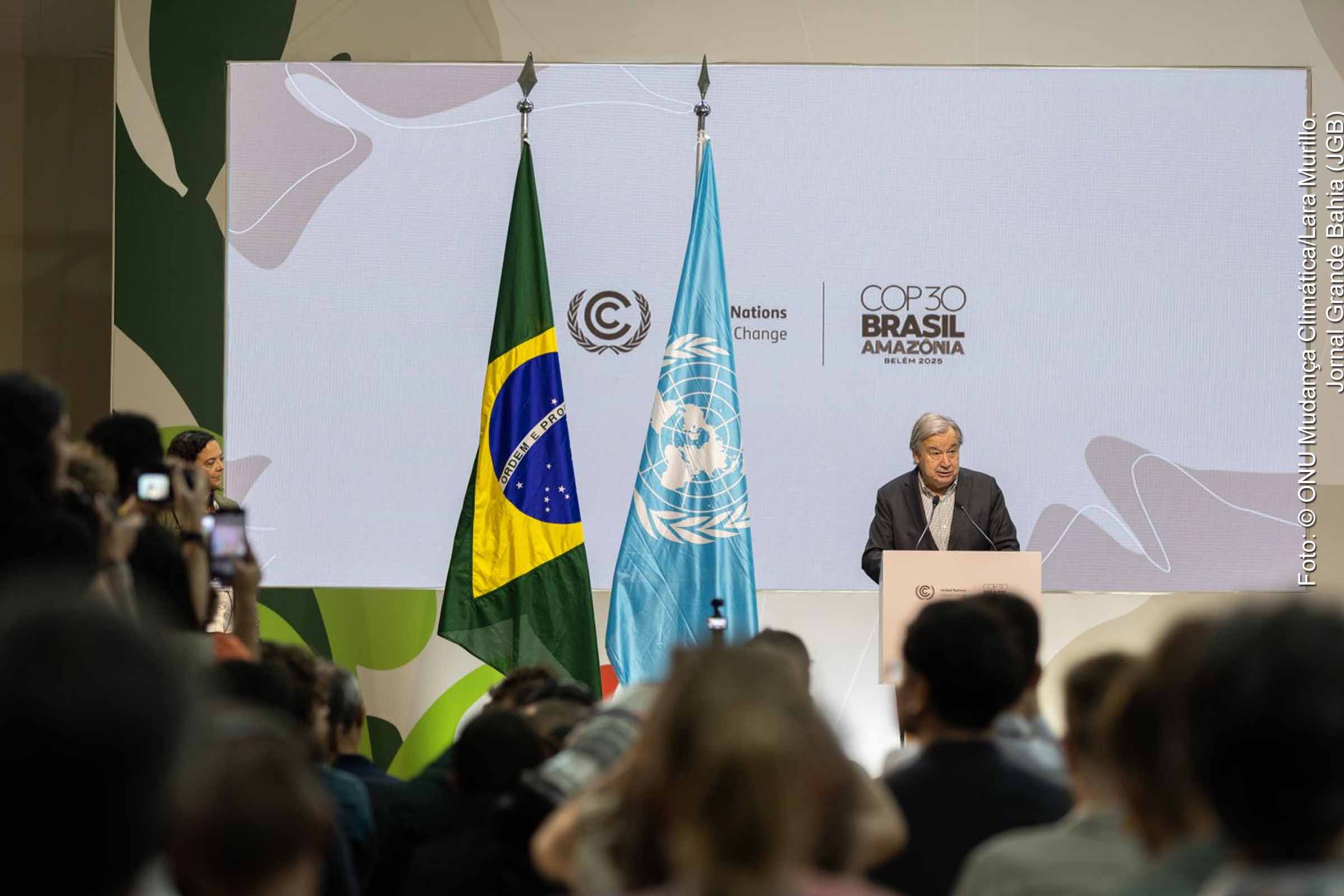 António Guterres afirmou, na COP30 em Belém, que o mundo vive um momento decisivo e cobrou resultados concretos sobre financiamento, adaptação e redução de emissões. Ele pediu que a meta de 1,5°C seja mantida como linha vermelha e defendeu triplicar o financiamento para adaptação até 2030. Guterres também destacou a necessidade de acelerar a transição energética, zerar o desmatamento até 2030 e reformar a arquitetura financeira internacional.