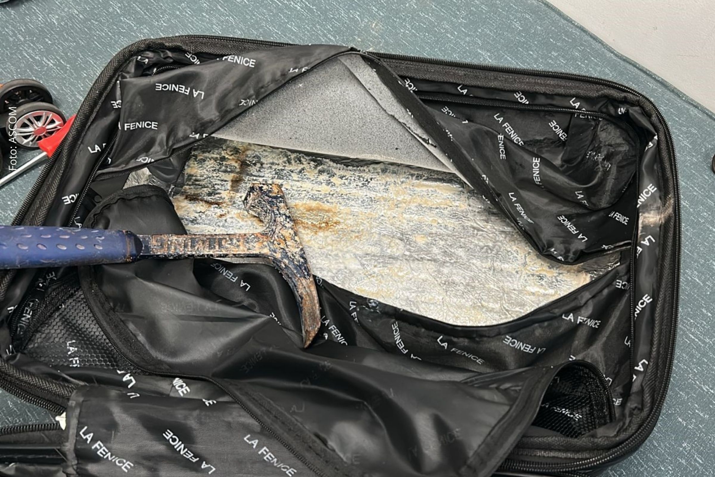 Ação de fiscalização identificou aproximadamente 4 kg de cocaína escondidos em fundo falso de bagagem de mão.