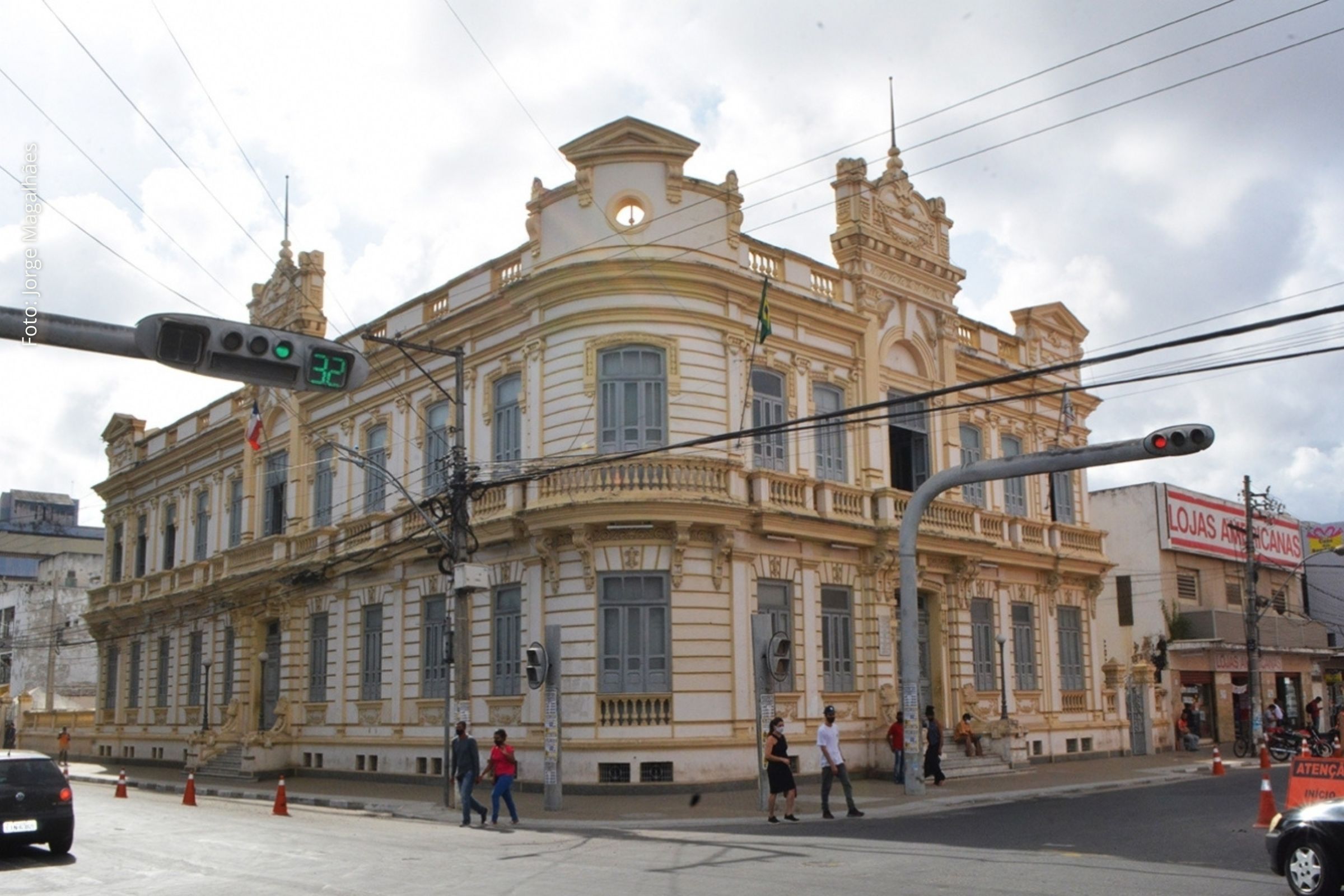 Município estabelece regras para expediente, compensação de horas e serviços essenciais.