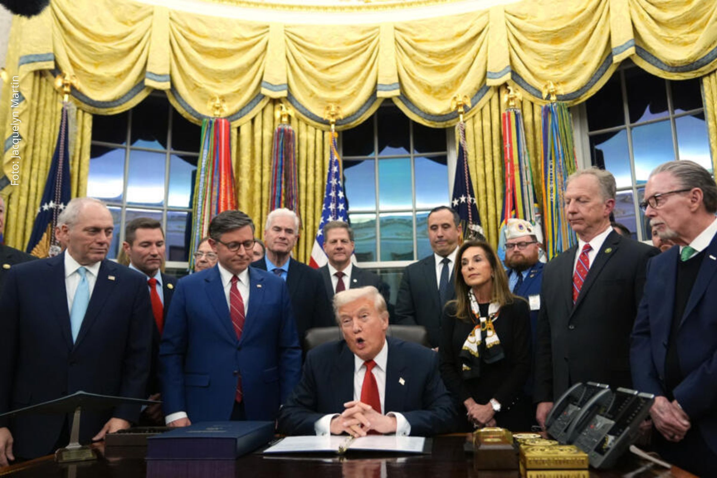 Governo norte-americano é reaberto após sanção de Donald Trump, mas impactos ainda afetam voos e programas sociais.