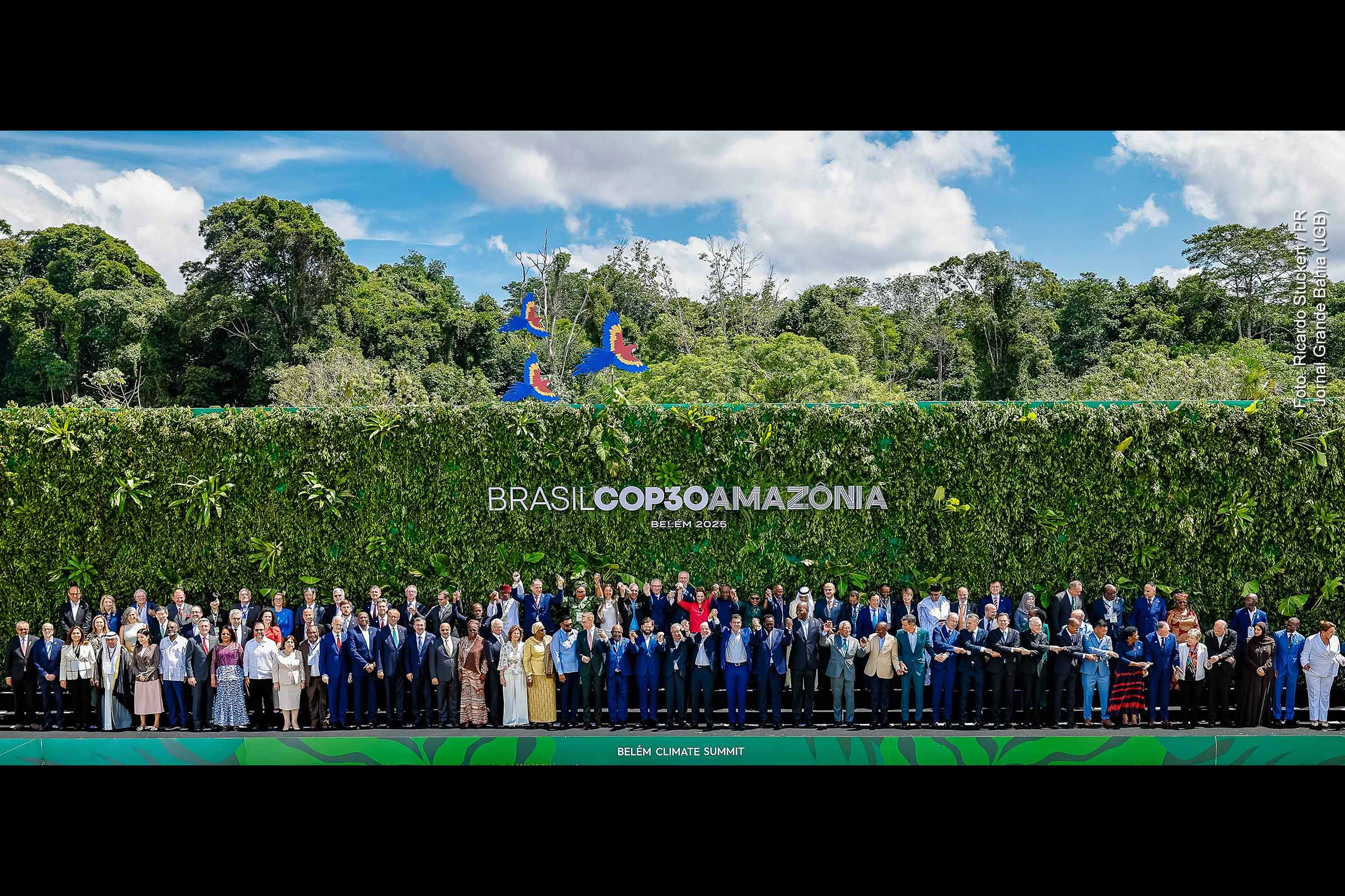 Presidente Luiz Inácio Lula da Silva participa da fotografia oficial da Cúpula do Clima (COP30), realizada no Parque da CidadeO presidente Luiz Inácio Lula da Silva defendeu a centralidade da ciência e do multilateralismo na abertura da Cúpula de Líderes da COP30 e lançou o Fundo Florestas Tropicais para Sempre como modelo inovador de financiamento ambiental., em Belém (PA).