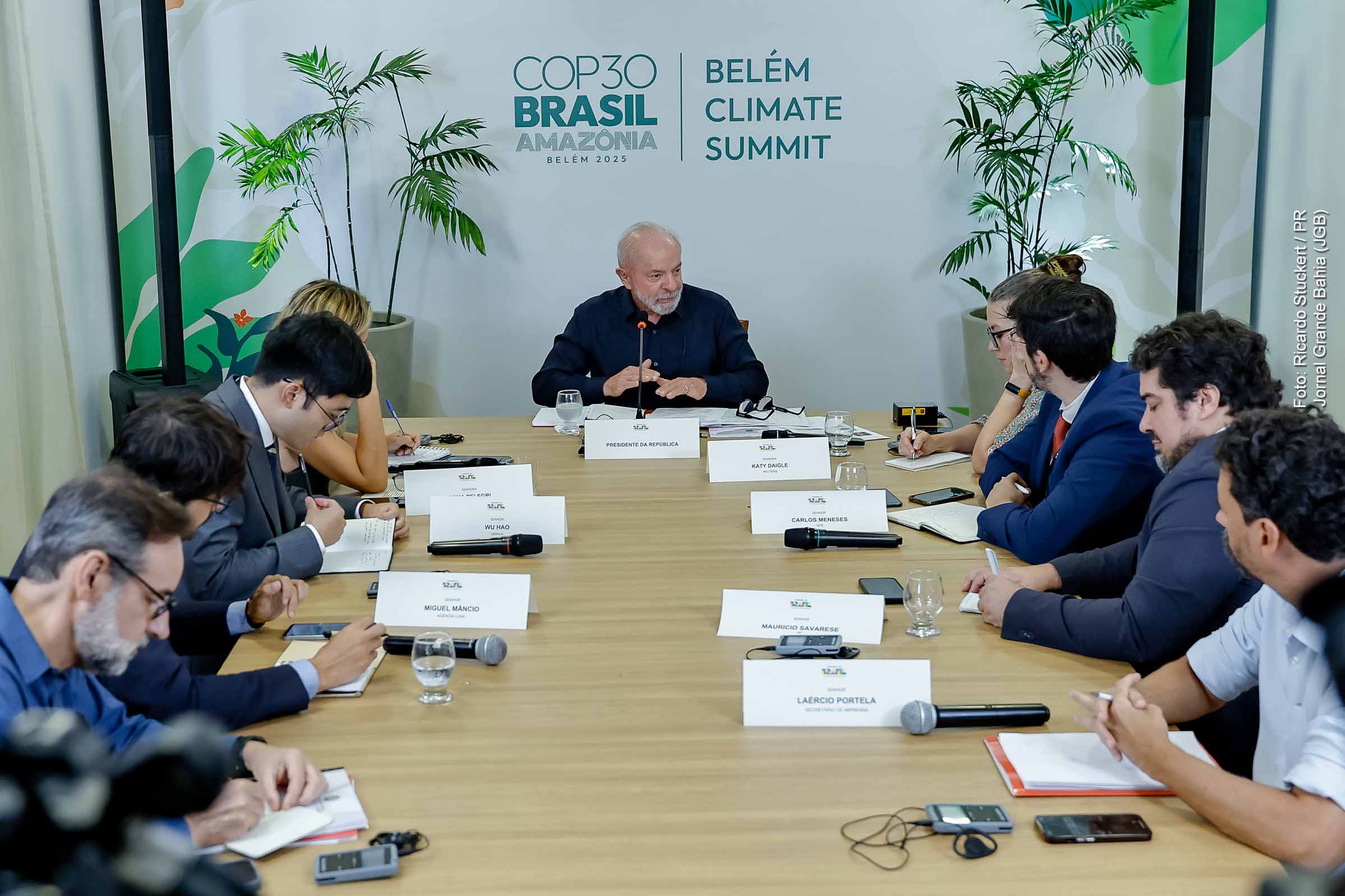 Às vésperas da COP30, o presidente Lula apresentou em Belém um conjunto de medidas que combinam segurança pública, diplomacia ambiental e desenvolvimento sustentável. Destacou o papel do Brasil como líder global na transição energética, defendeu a Amazônia como símbolo mundial da paz e da cooperação e reafirmou o compromisso do país com o combate ao crime e à desigualdade.