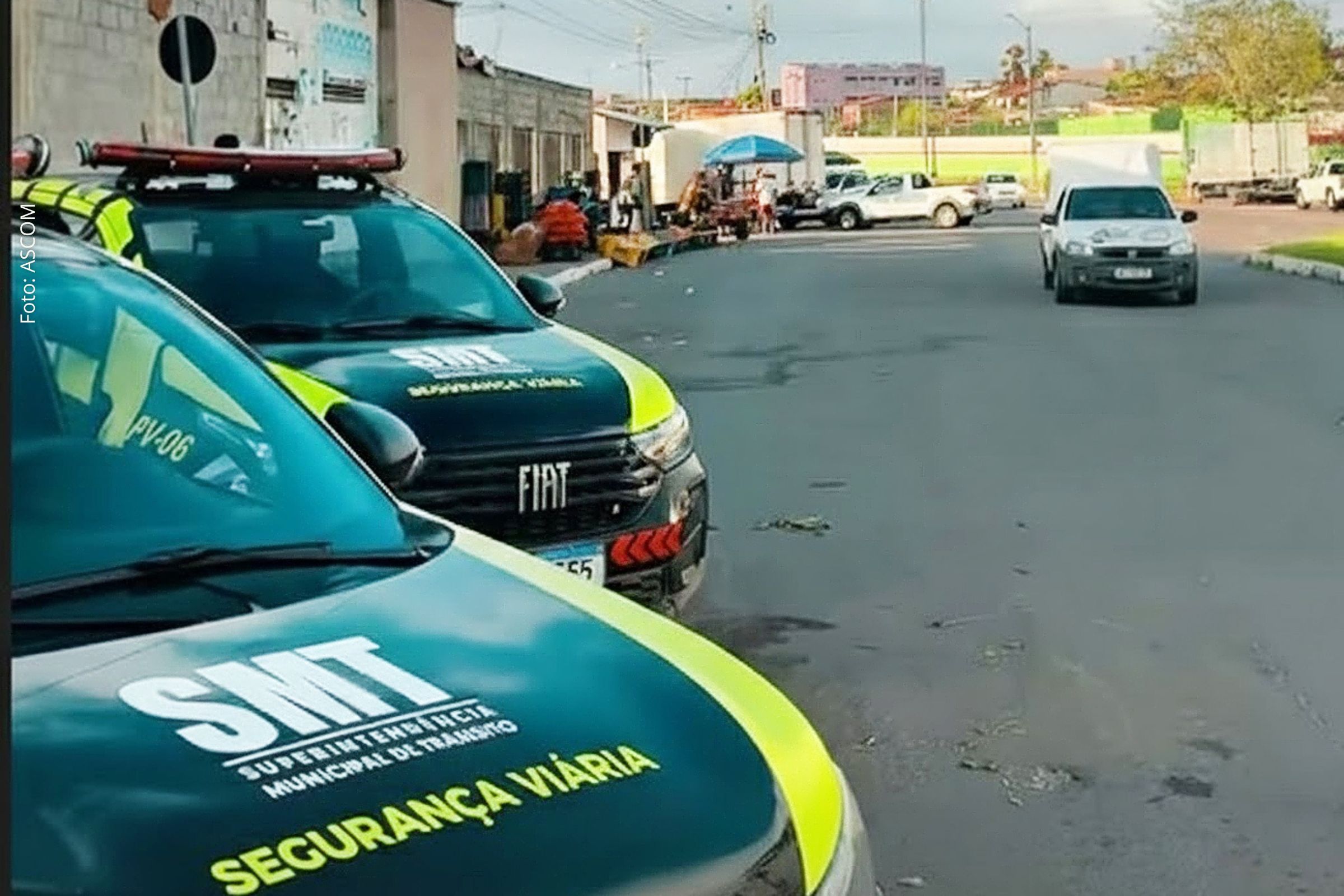 SMT de Feira de Santana intensifica fiscalização e remove veículos irregulares no Centro de Abastecimento; Operação reforça ordenamento viário