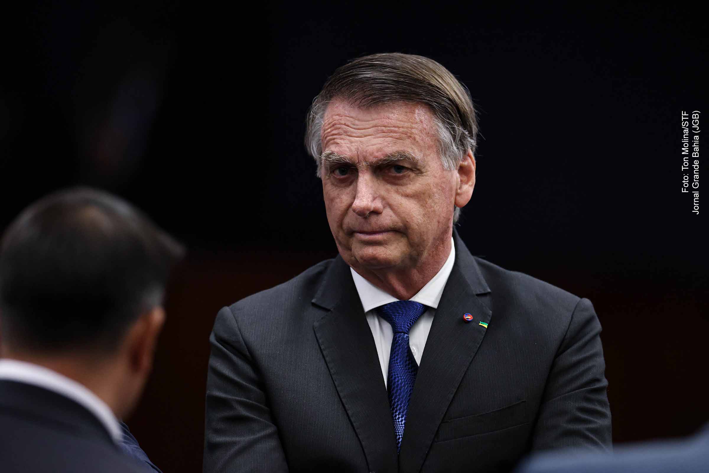 O ministro Alexandre de Moraes decretou, no processo PET 14.129/DF, a prisão preventiva de Jair Bolsonaro após a PF relatar violação da tornozeleira eletrônica, risco de fuga e a convocação de apoiadores por Flávio Bolsonaro em frente ao condomínio do ex-presidente. A decisão ocorre às vésperas do trânsito em julgado da condenação de 27 anos na AP 2.668/DF. Para o STF, a prisão domiciliar tornou-se inviável diante do descumprimento reiterado e do risco à ordem pública.