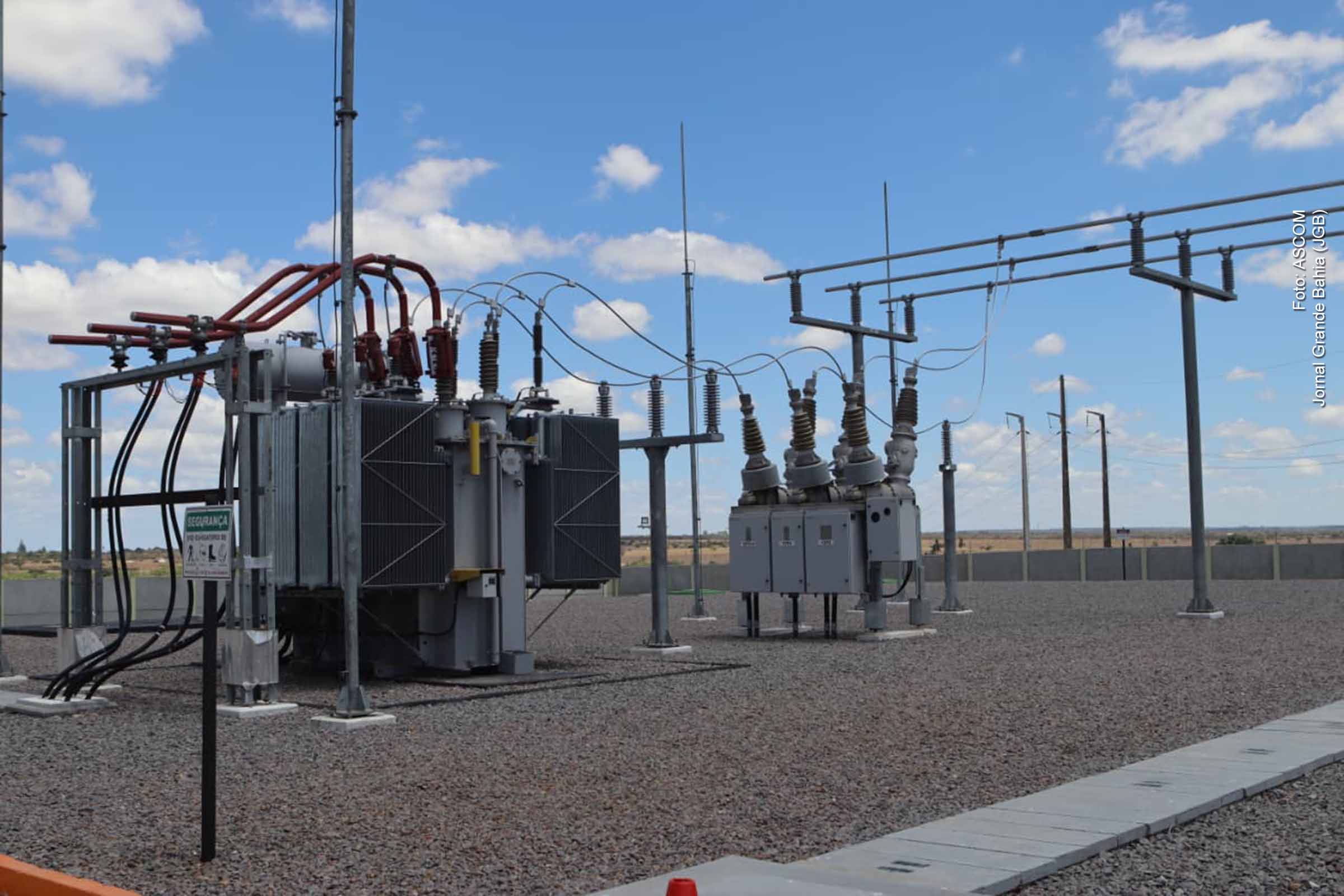 A Subestação Olindina III, inaugurada em 13/11/2025, marca um avanço na infraestrutura energética do interior da Bahia. Com investimento de R$ 30 milhões e potência de 25 MVA, beneficiará 32 mil consumidores em cinco municípios, fortalecendo o setor produtivo regional. O Governo da Bahia e a Neoenergia Coelba destacaram a obra como estratégica para o desenvolvimento agroindustrial, enquanto prefeitos reforçaram a importância da expansão energética para atrair novos empreendimentos.