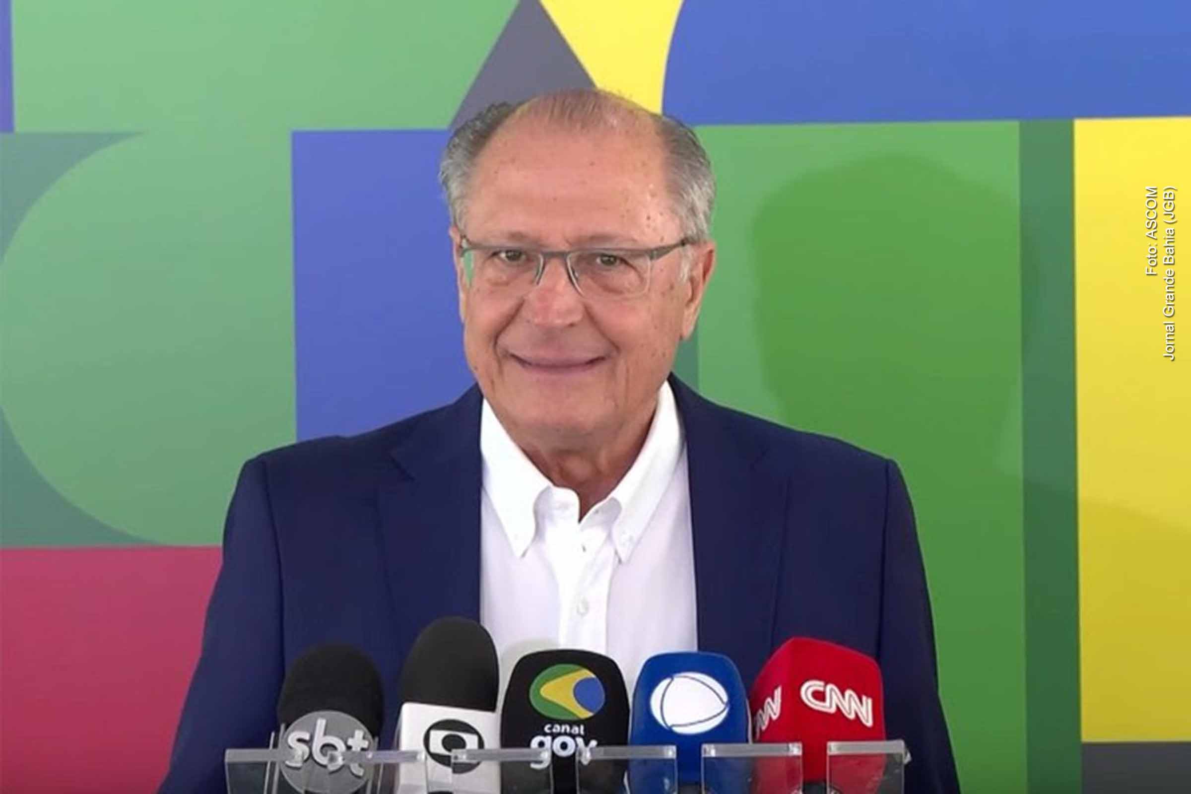 A nova ordem executiva de Donald Trump removeu parte das tarifas adicionais impostas em abril às exportações agrícolas brasileiras, beneficiando especialmente o suco de laranja, café, carnes e frutas. Geraldo Alckmin avaliou a medida como um avanço e reforçou o compromisso do governo Lula em buscar a eliminação completa das sobretaxas. O gesto americano ocorre em meio à pressão por redução do custo de vida nos EUA e à intensa diplomacia brasileira.