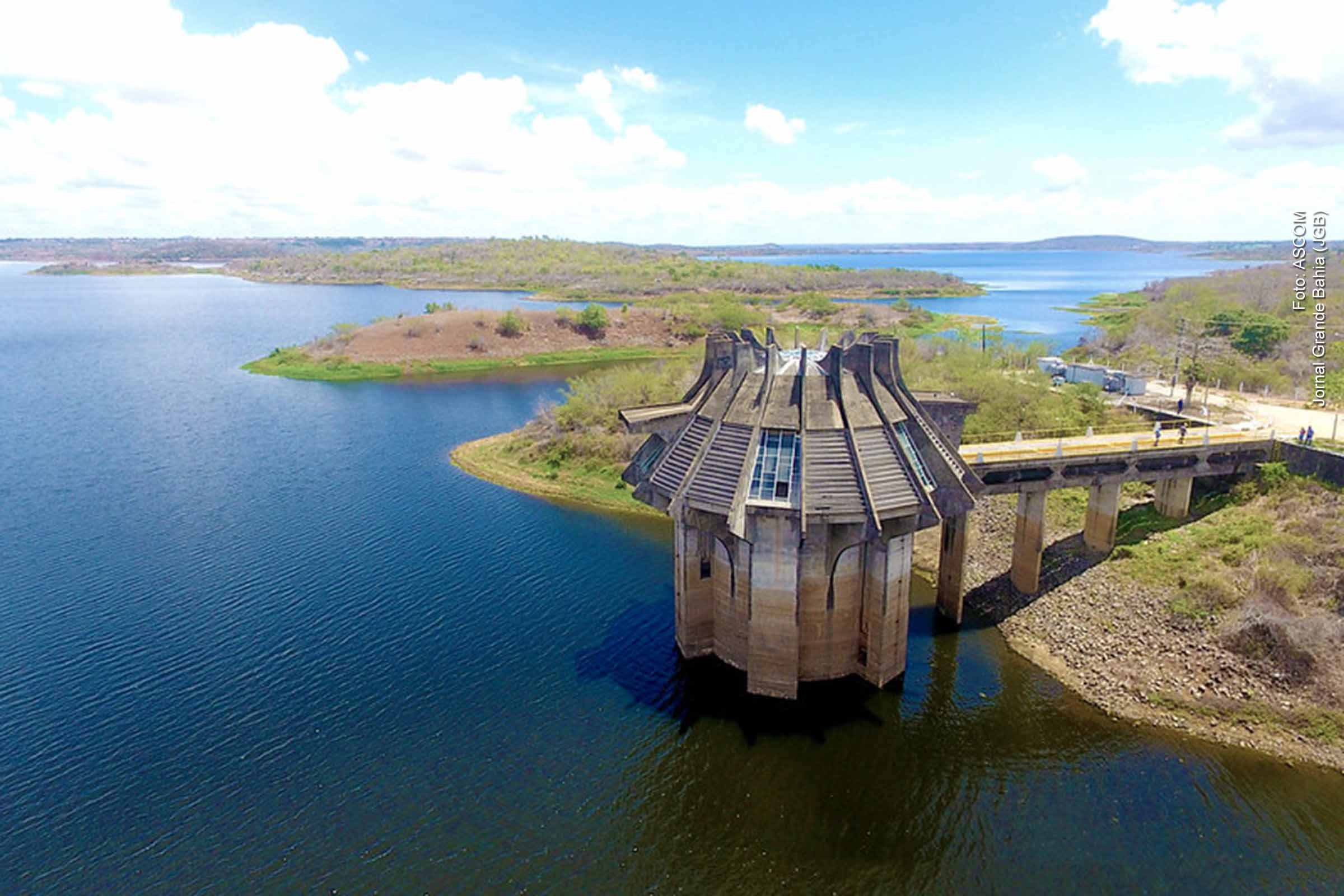 O estudo do Instituto Trata Brasil alerta para o aumento da demanda hídrica até 2050, mas a Bahia avança com investimentos robustos da Embasa e do Governo do Estado. Obras estruturantes, como as adutoras do São Francisco e do Algodão, e sistemas integrados em diversas regiões garantem segurança hídrica e evitam riscos de racionamento no futuro.