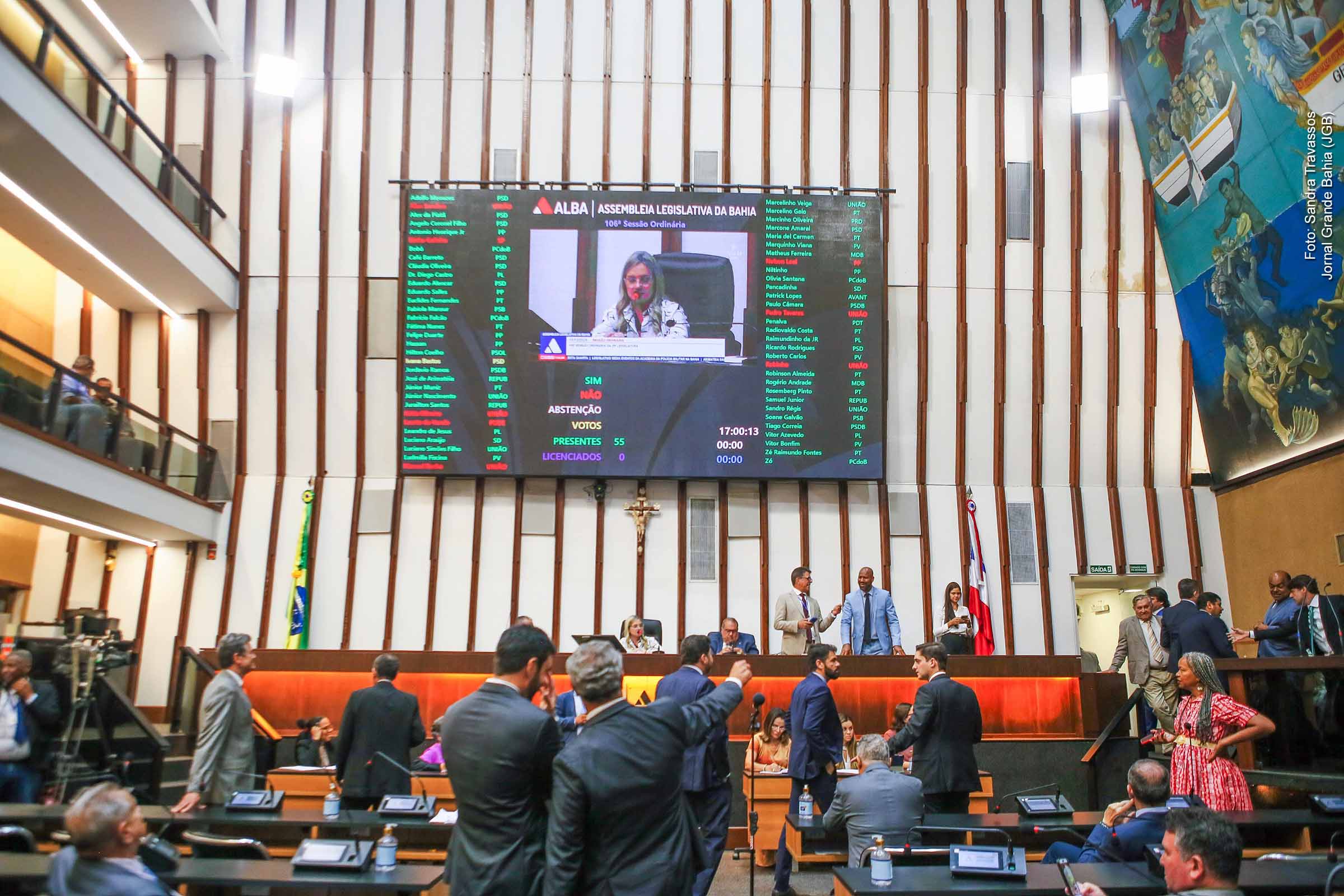 A ALBA aprovou dois empréstimos que totalizam R$ 2,3 bilhões, mudanças no Feaspol e a adesão ao Propag, após sessão marcada por obstrução da oposição e debates sobre endividamento e investimentos públicos. A presidente Ivana Bastos anunciou novas votações para 17 de dezembro. A sessão também registrou atividades comemorativas pelos dois anos da Procuradoria Especial da Mulher, destacando ações de proteção e promoção de direitos.