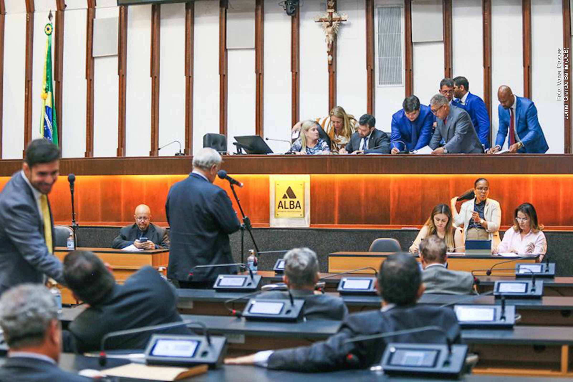 A Assembleia Legislativa da Bahia aprovou o PL que reorganiza o Planserv, fixando alíquotas de contribuição de 5,5% em 2026 e 6% em 2027, com piso de R$ 120,00. Dependentes terão cobrança proporcional. A sessão também apreciou sete proposições adicionais, incluindo PEC previdenciária, projetos do Judiciário, Corpo de Bombeiros e Defensoria Pública, além da manutenção do veto ao cargo de auditor do TCE. A agenda reforça ajustes estruturais no funcionalismo estadual.