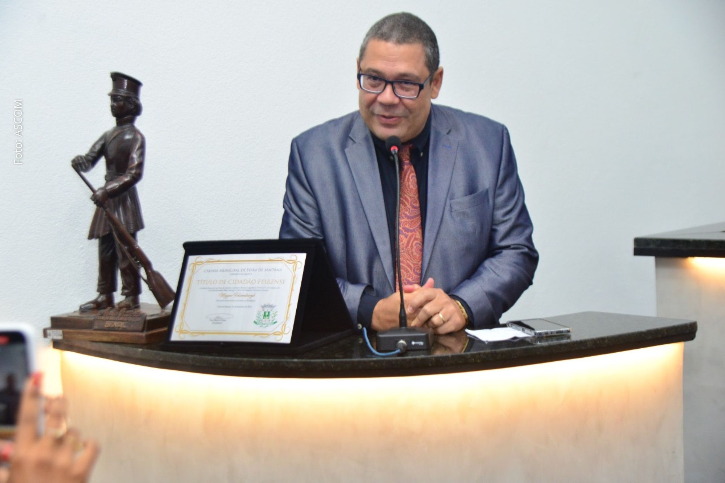 Advogado Magno Felzemburgh recebe Título de Cidadão Feirense em sessão solene