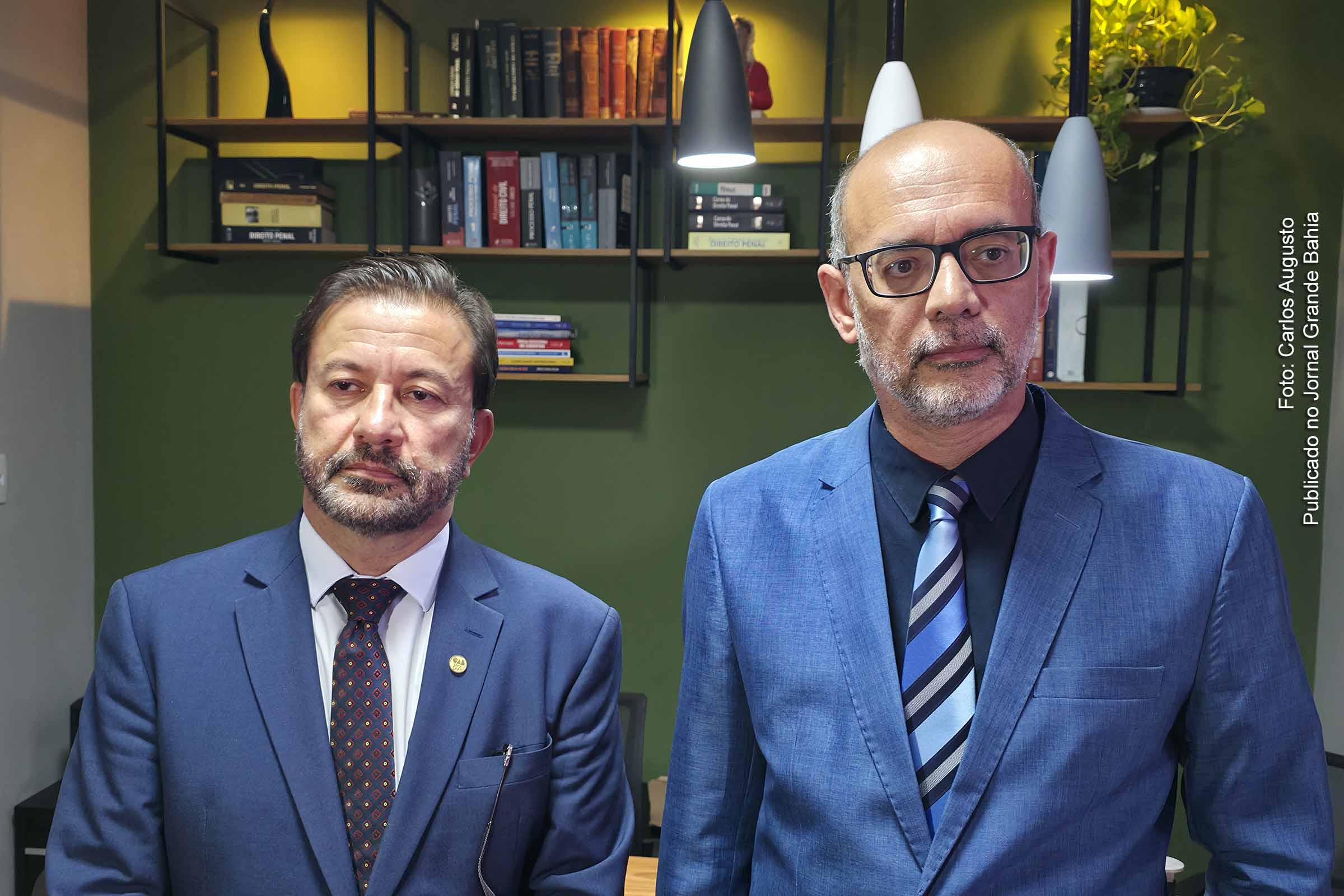 A Operação Sinete desarticulou um esquema de fraudes fundiárias e lavagem de dinheiro em Feira de Santana, com sete prisões temporárias, 47 mandados de busca e bloqueios milionários de bens. Na coletiva, a defesa do empresário Oyama de Figueiredo e de seus familiares contestou a existência de provas de ilicitude, apontou tratamento desigual em relação a outros investigados e questionou a contemporaneidade dos fatos usados para justificar as prisões. O caso expõe vulnerabilidades do sistema fundiário e desafios à isonomia processual.