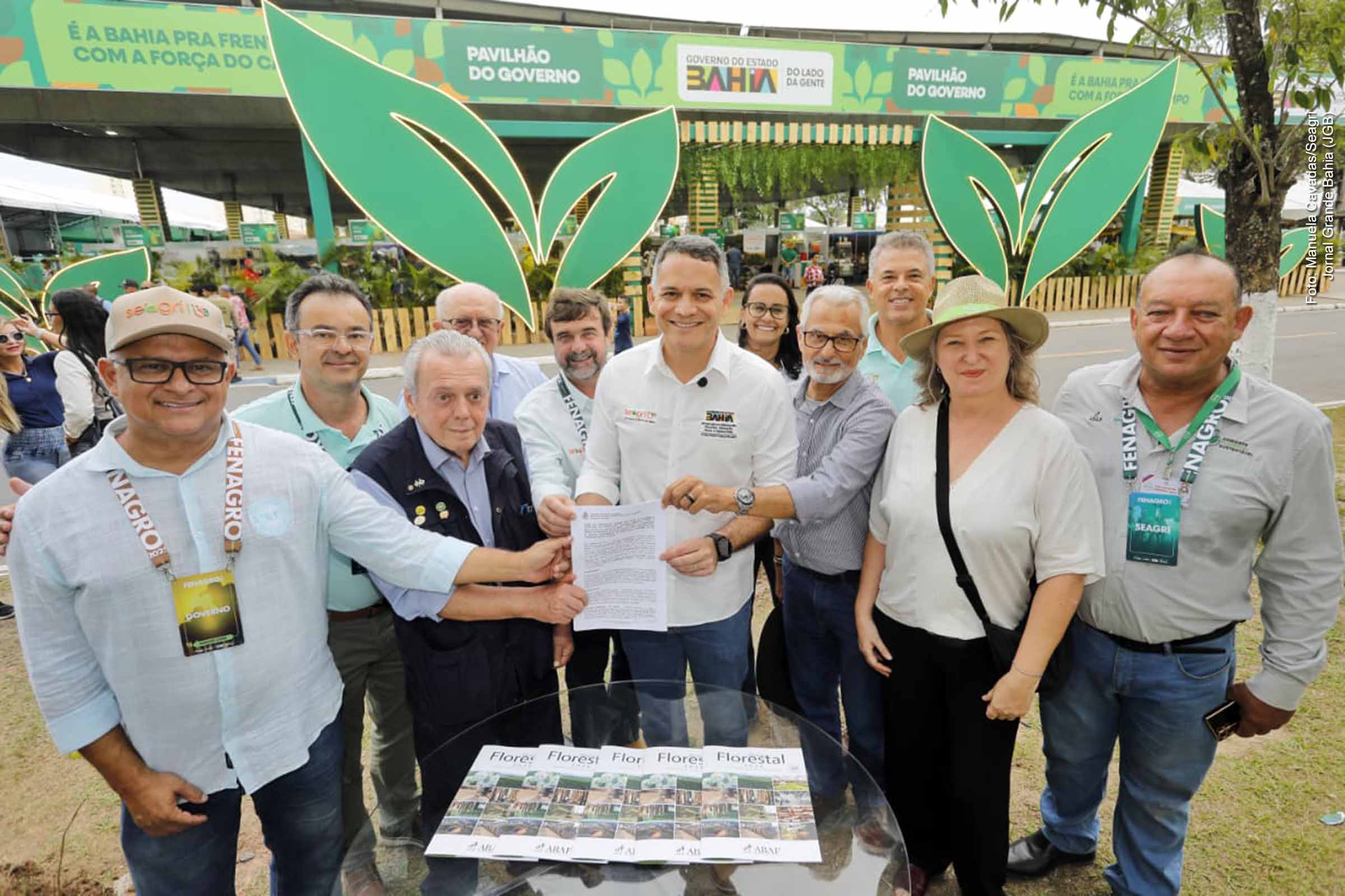 Bahia e ABAF firmaram acordo para arborizar dez cidades com espécies nativas e frutíferas, iniciando por Barreiras em 2026 com mil mudas. O projeto inclui orientação técnica às prefeituras, capacitação de equipes e acompanhamento contínuo. A iniciativa busca conforto térmico, corredores ecológicos e melhoria da qualidade de vida urbana. Dados do setor apontam plantio diário de 286 mil árvores no Brasil, com preservação equivalente por área cultivada.