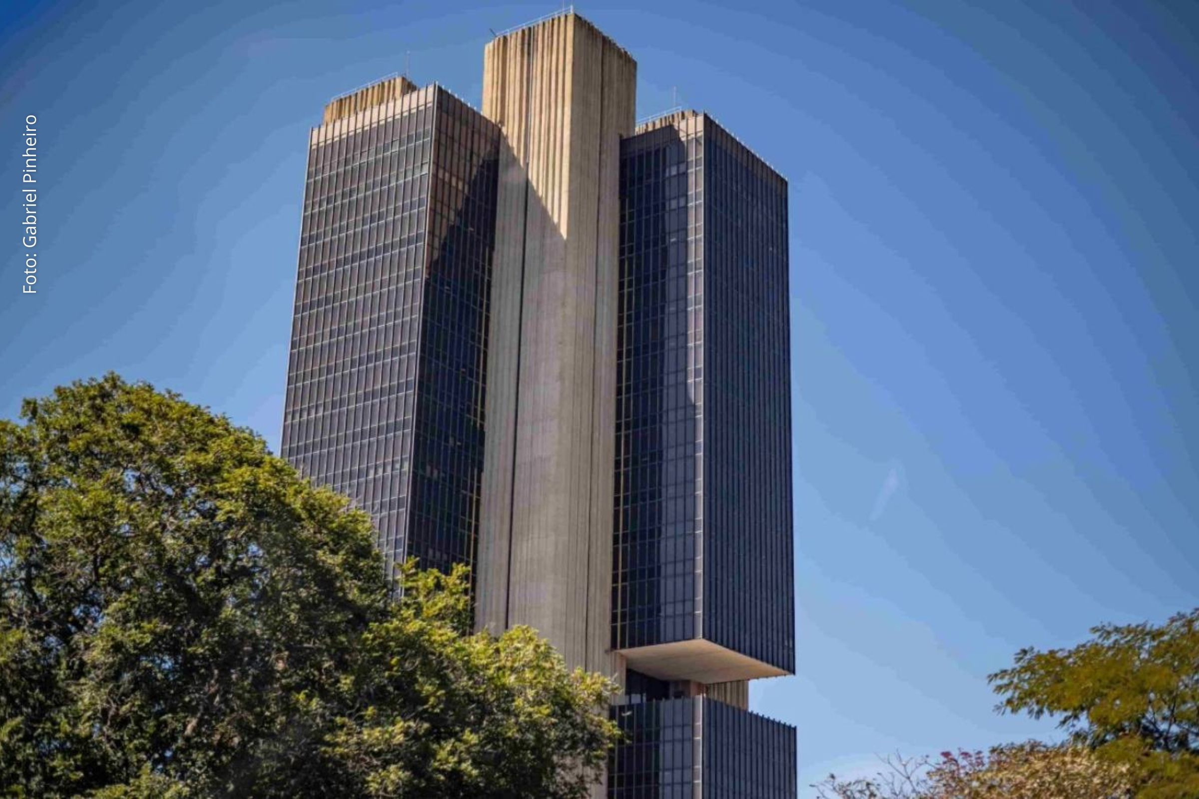 Confederação destaca efeitos da taxa de juros sobre consumo, indústria e mercado de trabalho no Brasil.
