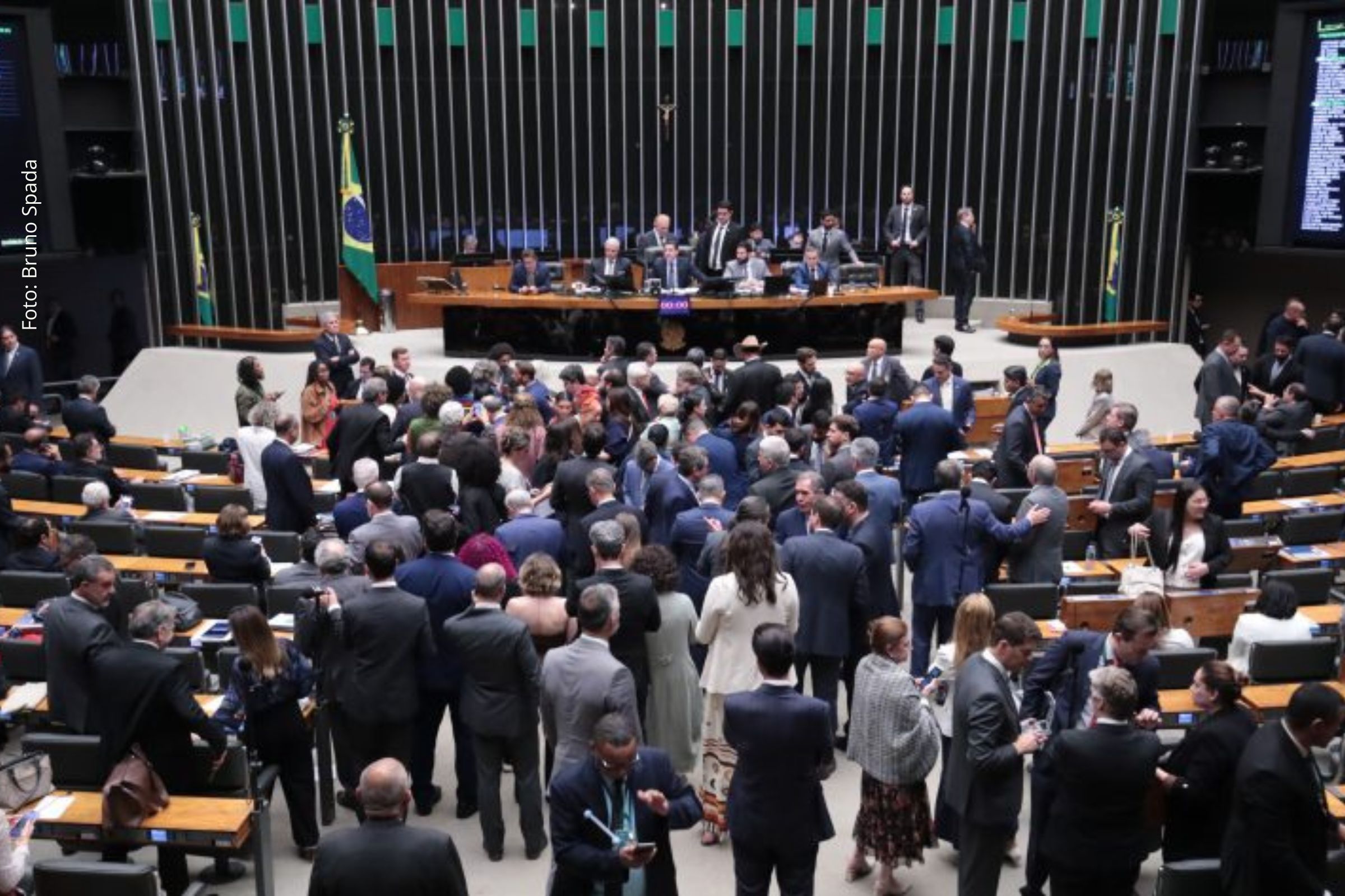 Decisão arquiva representação e mantém parlamentar no cargo, mesmo após condenação pelo STF.