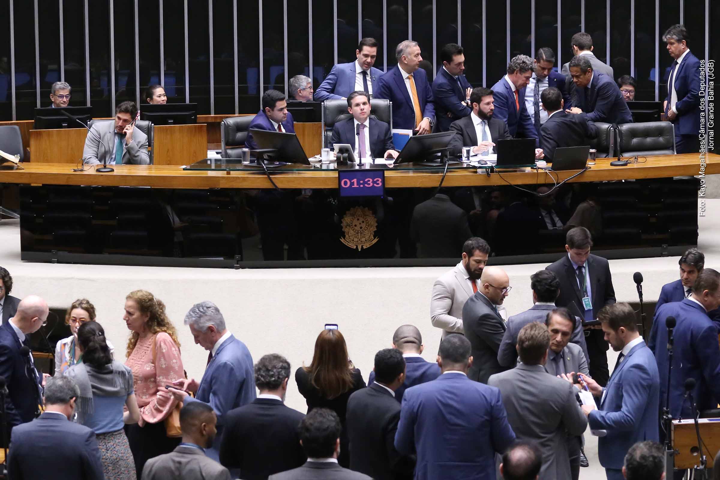 A Câmara dos Deputados concluiu a votação do projeto que regulamenta o IBS, definindo regras de gestão, fiscalização e arrecadação do novo imposto que substituirá ICMS e ISS. O texto cria o Comitê Gestor, ajusta isenções de medicamentos, mantém benefícios a setores específicos e estabelece alíquotas para o sistema financeiro. A proposta segue para sanção presidencial e consolida etapa central da reforma tributária.