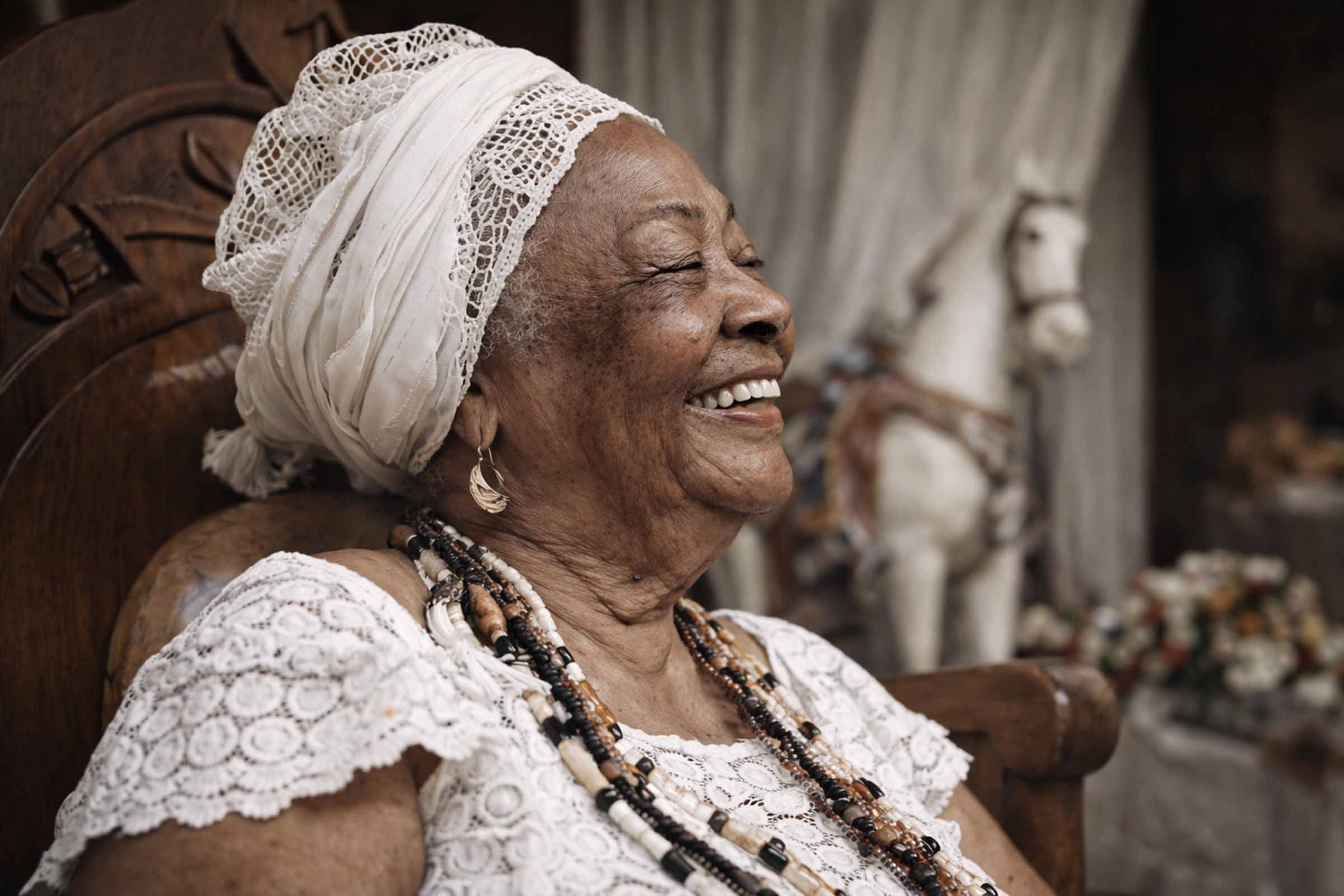 Senador Jaques Wagner representa presidente Lula em despedida de Mãe Carmen de Oxalá no Terreiro do Gantois, em Salvador